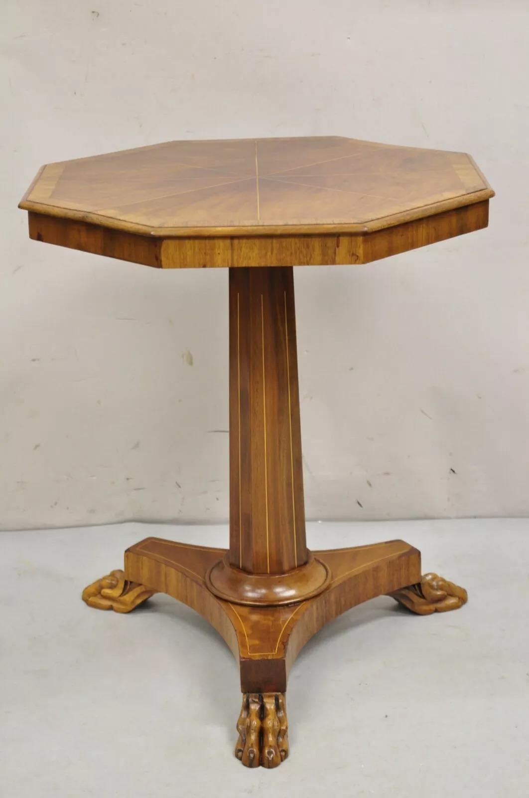 Ancienne table d'appoint octogonale Empire en acajou avec incrustation de soleil et pieds en patte d'oie, datant du 19e siècle. La pièce présente une colonne centrale octogonale avec une incrustation au crayon en bois satiné, une base tripode à