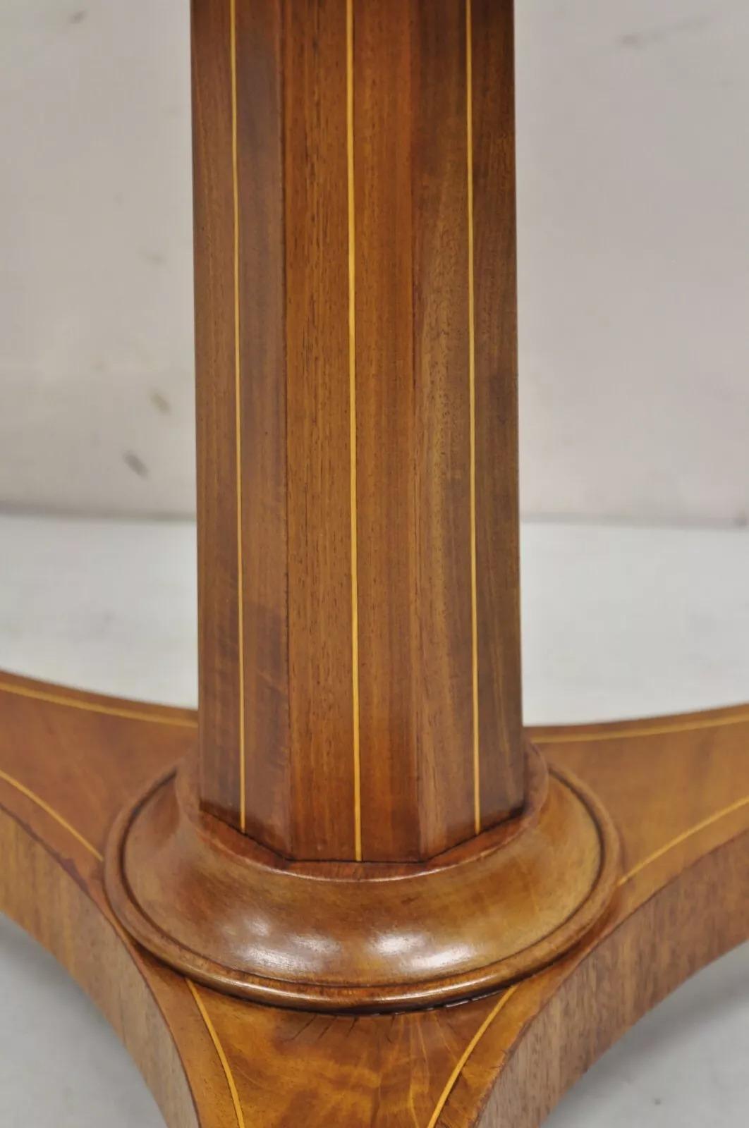 Table d'appoint Empire octogonale avec incrustation Sunburst et piédestal avec pieds en pattes Bon état - En vente à Philadelphia, PA