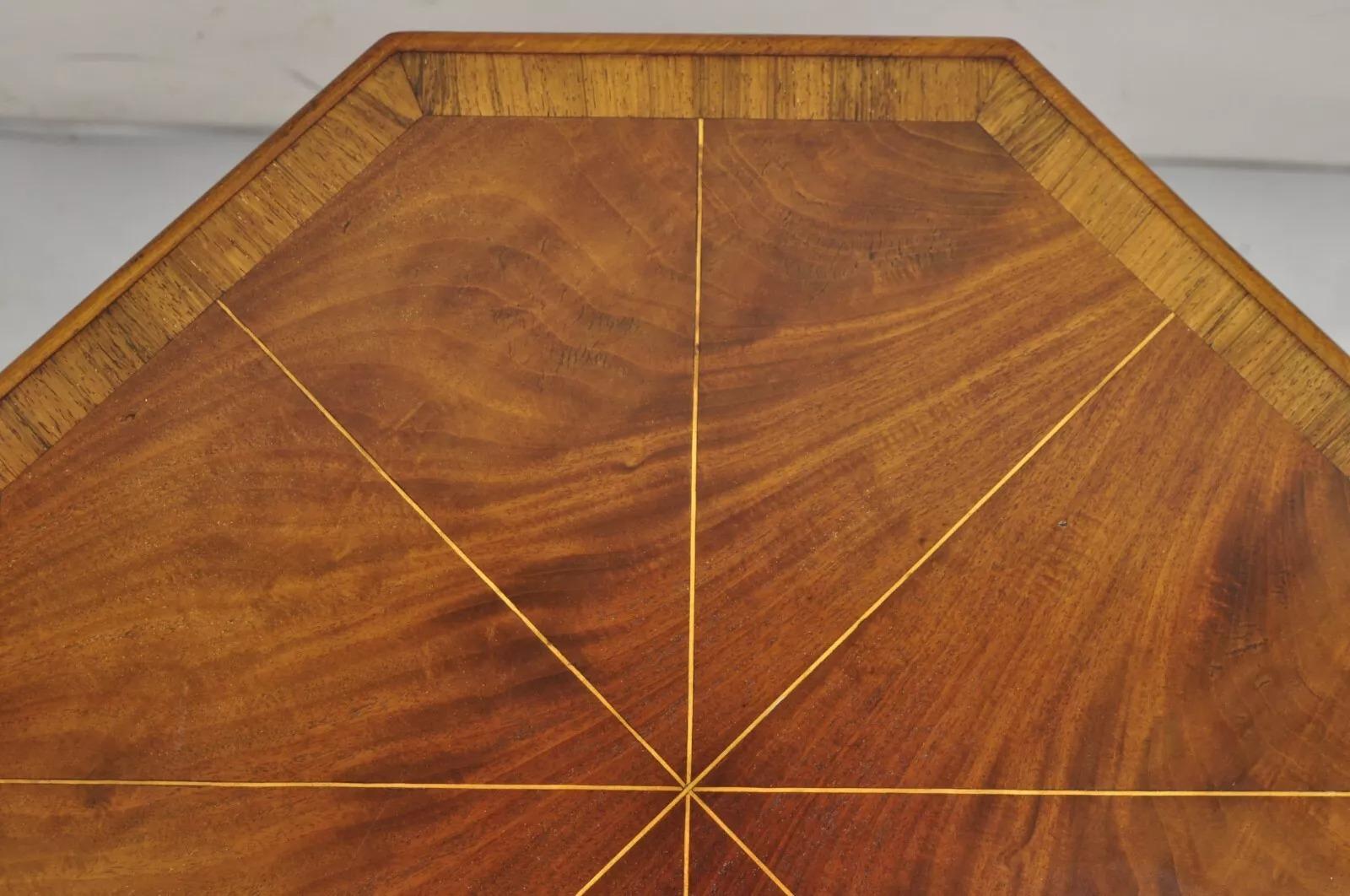 Table d'appoint Empire octogonale avec incrustation Sunburst et piédestal avec pieds en pattes en vente 1