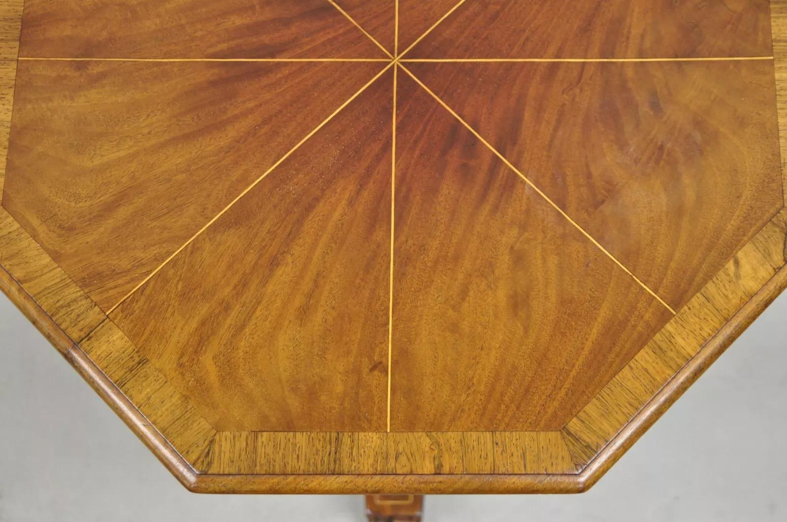 Table d'appoint Empire octogonale avec incrustation Sunburst et piédestal avec pieds en pattes en vente 2
