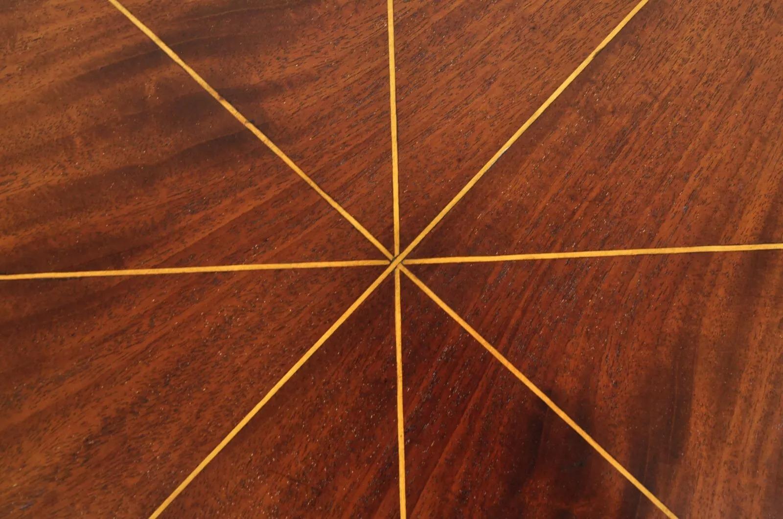Table d'appoint Empire octogonale avec incrustation Sunburst et piédestal avec pieds en pattes en vente 3