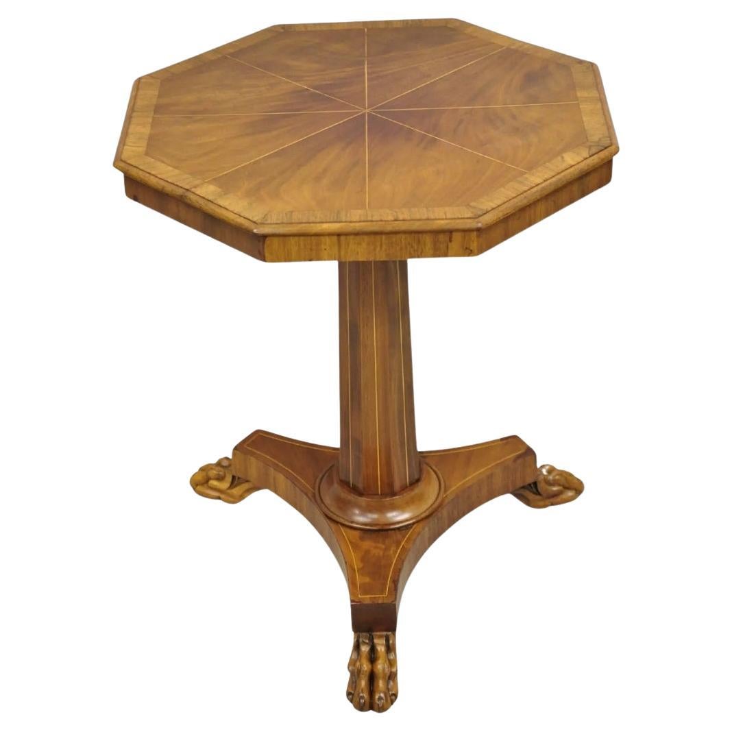 Mesa auxiliar octogonal Empire de caoba con incrustaciones de sol y base de pedestal con patas
