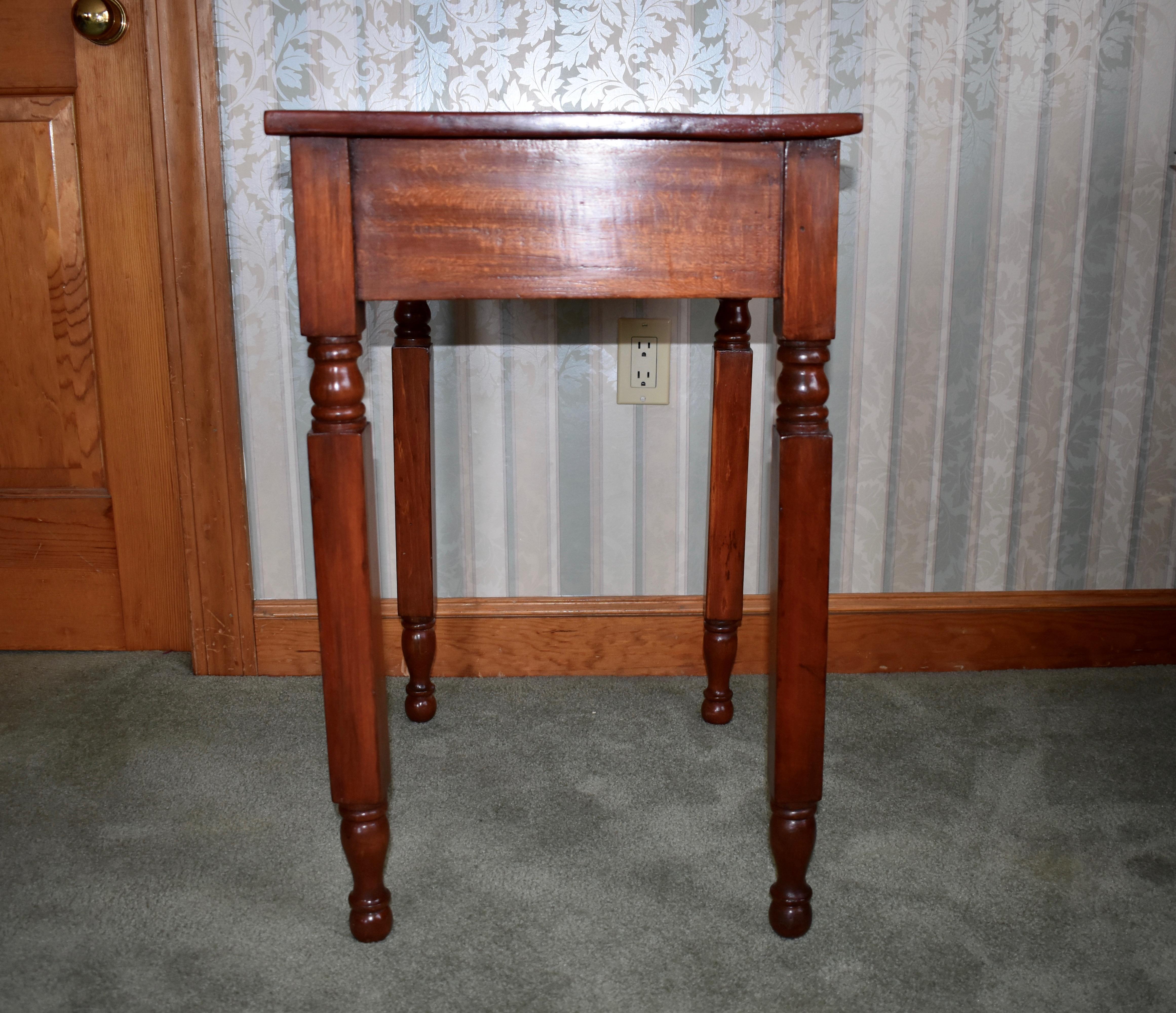 Empire One Drawer Stand in Cherry and Pine, circa 1820 Upstate, NY In Good Condition For Sale In Billerica, MA