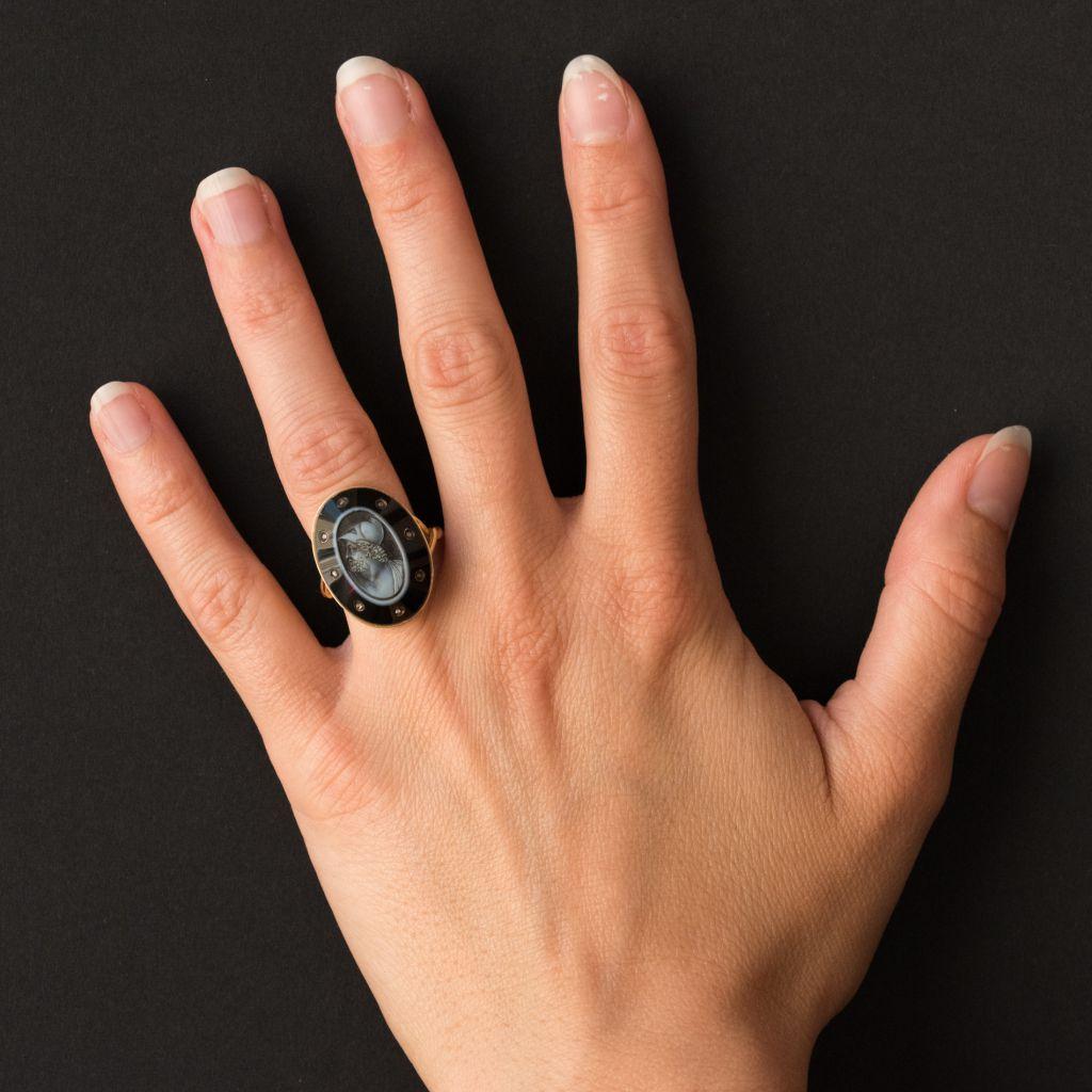 18 carat yellow gold ring, eagle head hallmark.
A splendid ring created by our jewellery house featuring an authentic Empire cameo. 
This onyx ring has a central cameo of the head and shoulders of a helmeted man. It is surrounded by 8 small rose cut