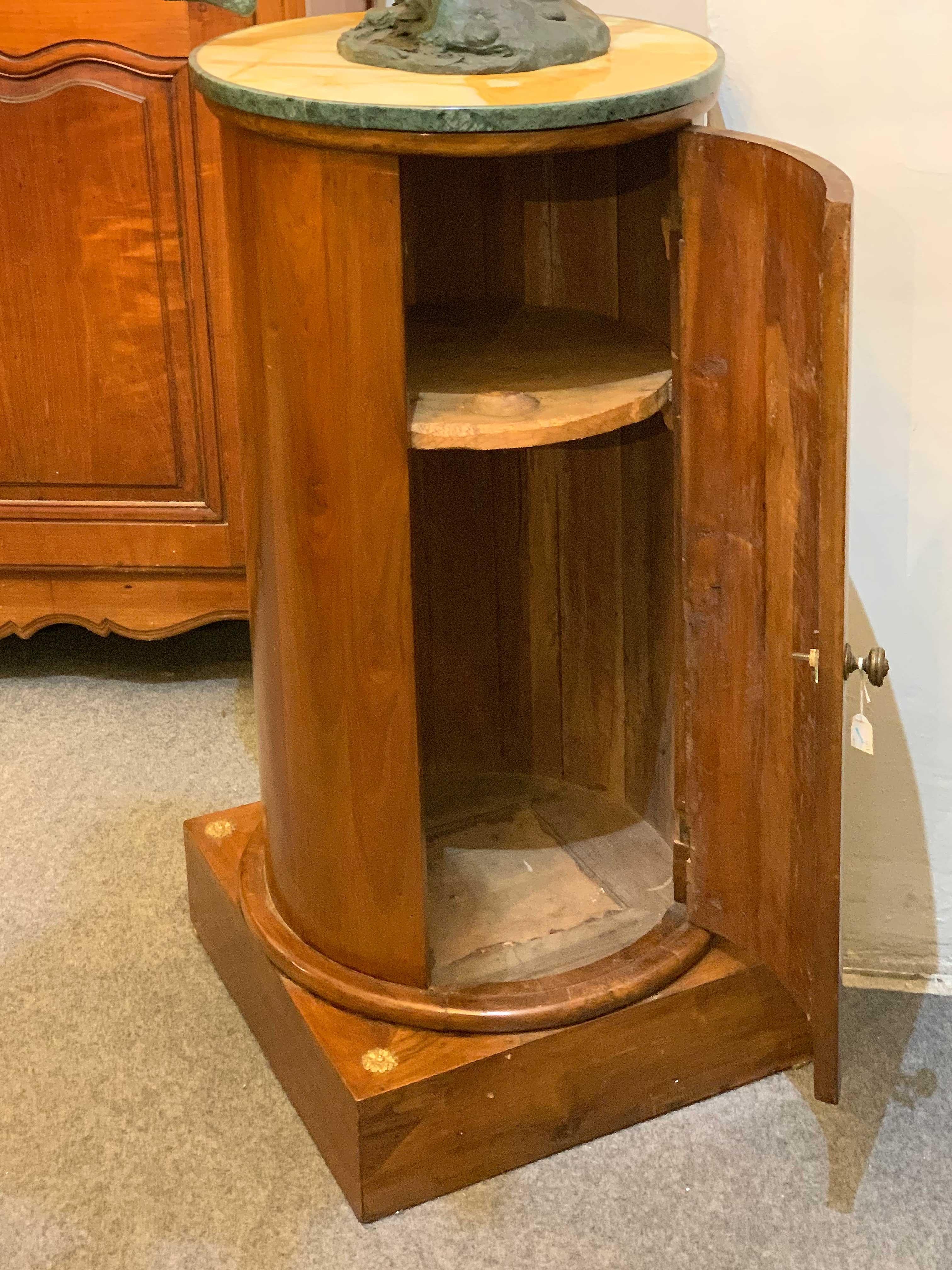 Empire openable walnut veneered column In Good Condition For Sale In Firenze, FI