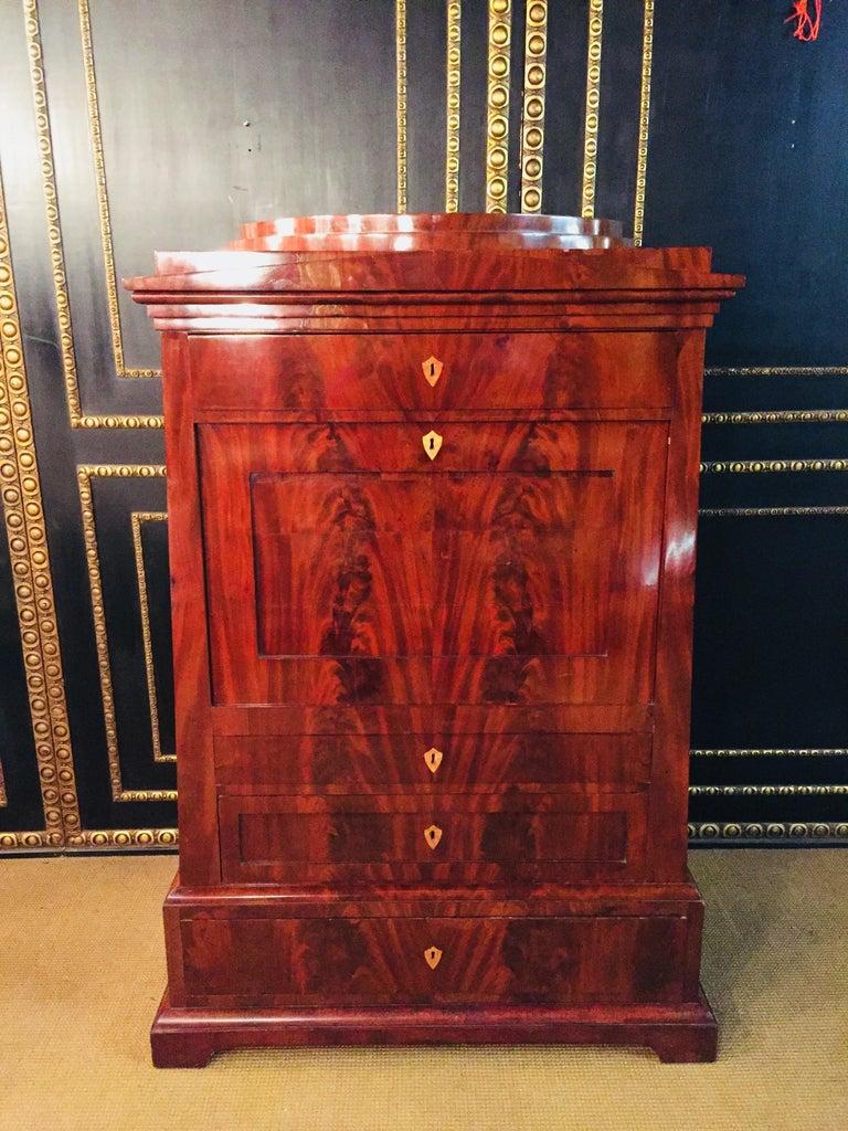 Very well preserved conical secretary with stepped head
Front with multiply mirrored pyramid mahogany
entire surface with original shellac hand polish
high-quality cabinet part with thread intarsia and leg buttons
very elaborate workmanship and