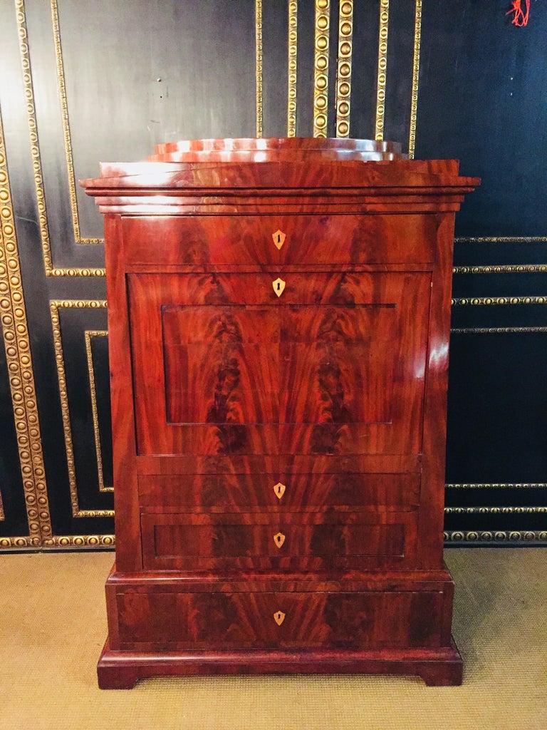 Secretario cónico muy bien conservado con cabeza escalonada
Frontal de caoba piramidal con múltiples espejos
toda la superficie con pulimento manual de goma laca original
pieza de armario de alta calidad con intarsia de hilo y botones en la