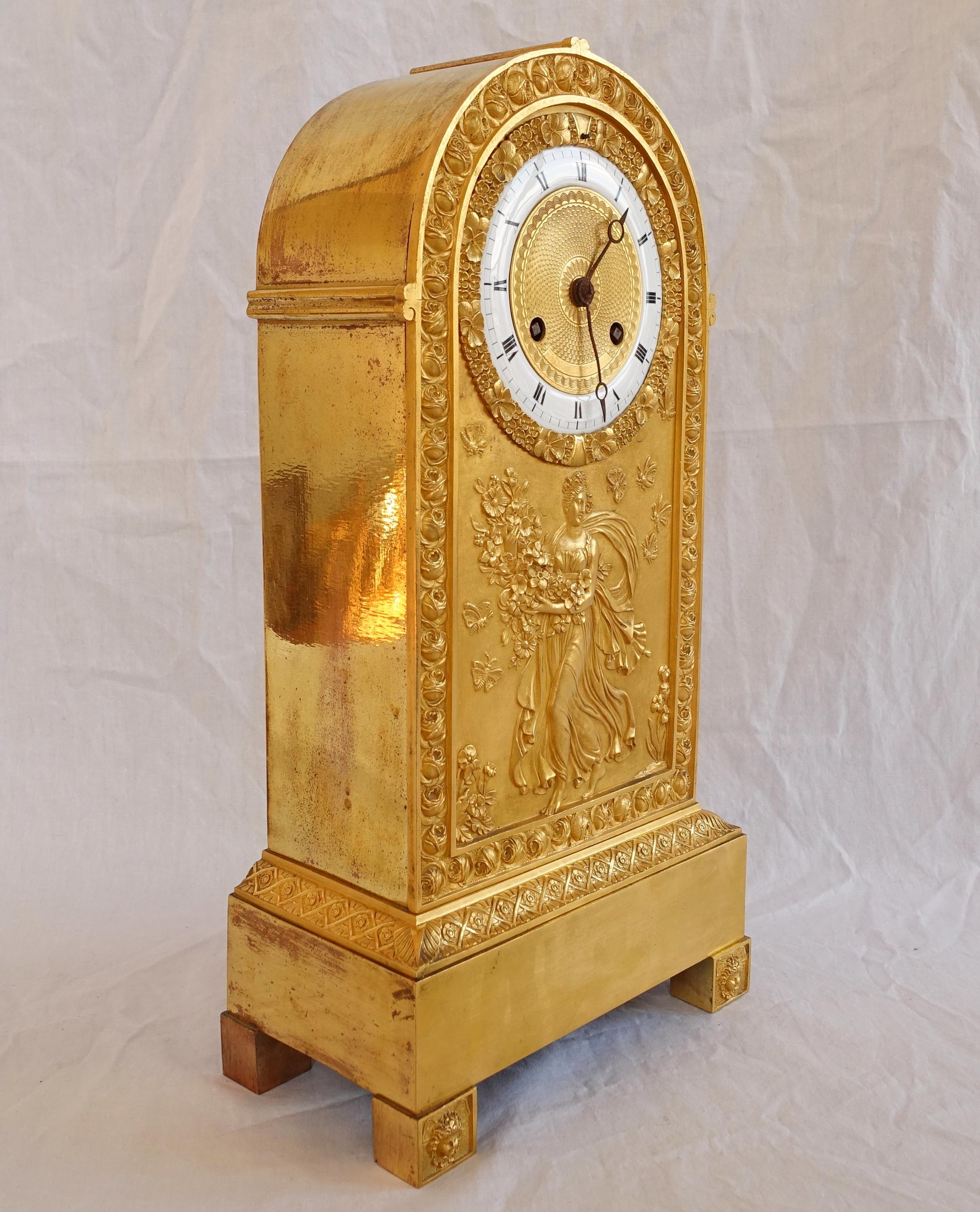 French Empire ormolu mantel clock showing an allegory of spring, early 19th century fine work, Restauration period circa 1815 - 1820 (Restauration period).
Beautiful chiseled model decorated with a mythological scene in the middle : Flora (goddess
