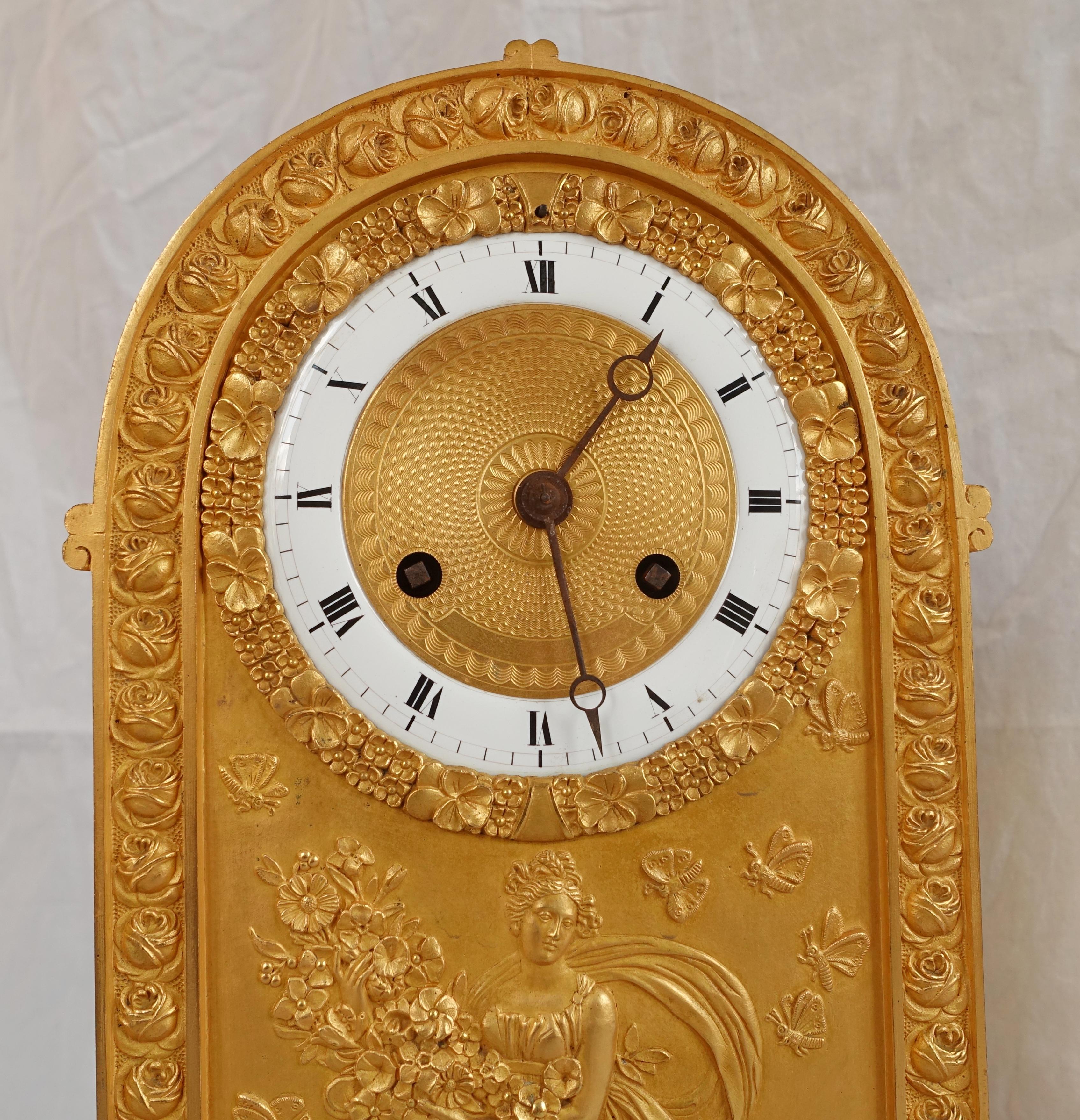French Ormolu clock : allegory of spring, 19th century circa 1815 - 1820 For Sale