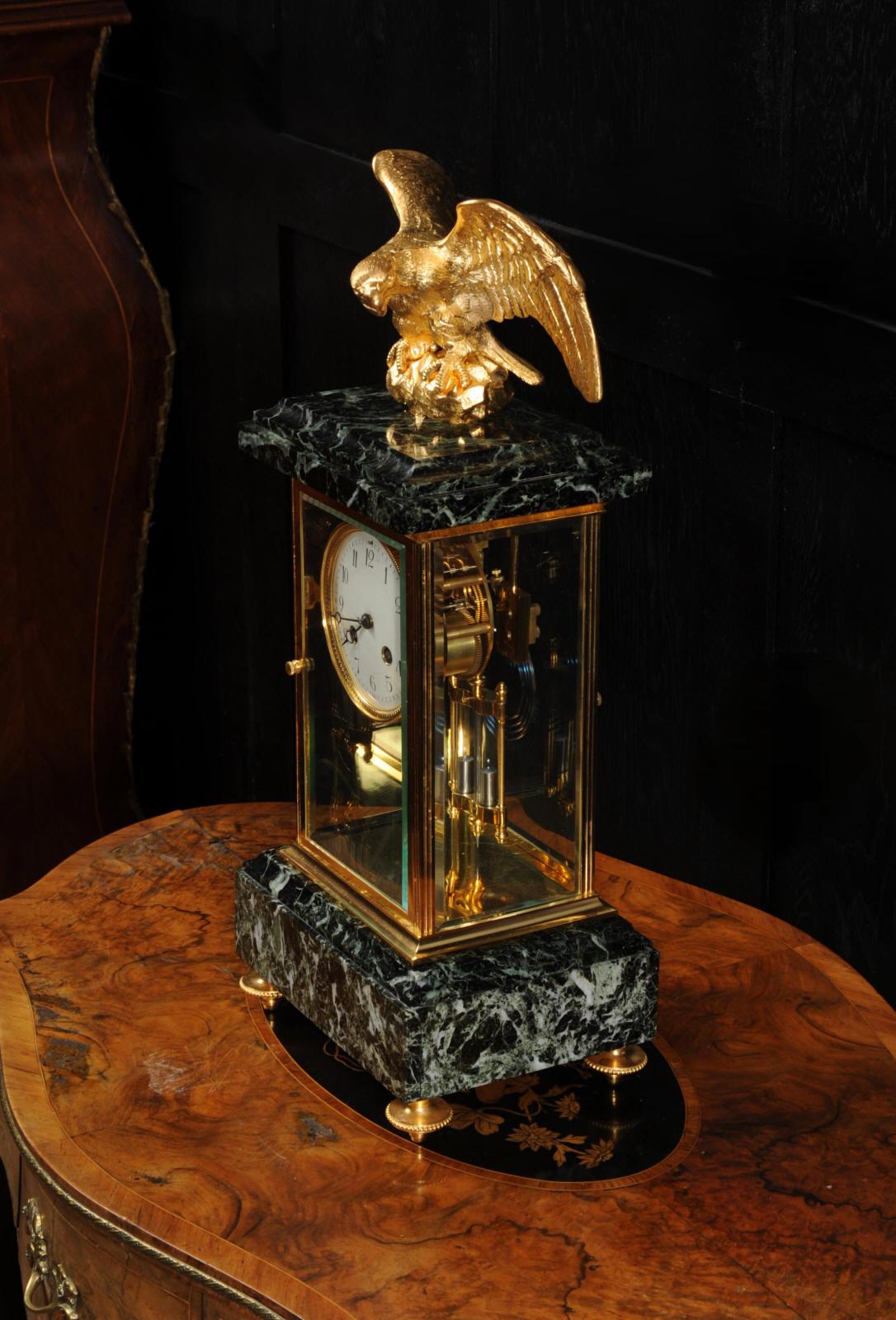 Horloge Empire à quatre verres en bronze doré et marbre vert, aigle, antiquité française en vente 3