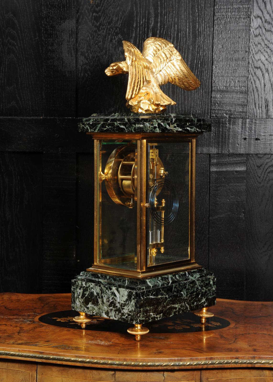 Horloge Empire à quatre verres en bronze doré et marbre vert, aigle, antiquité française en vente 6