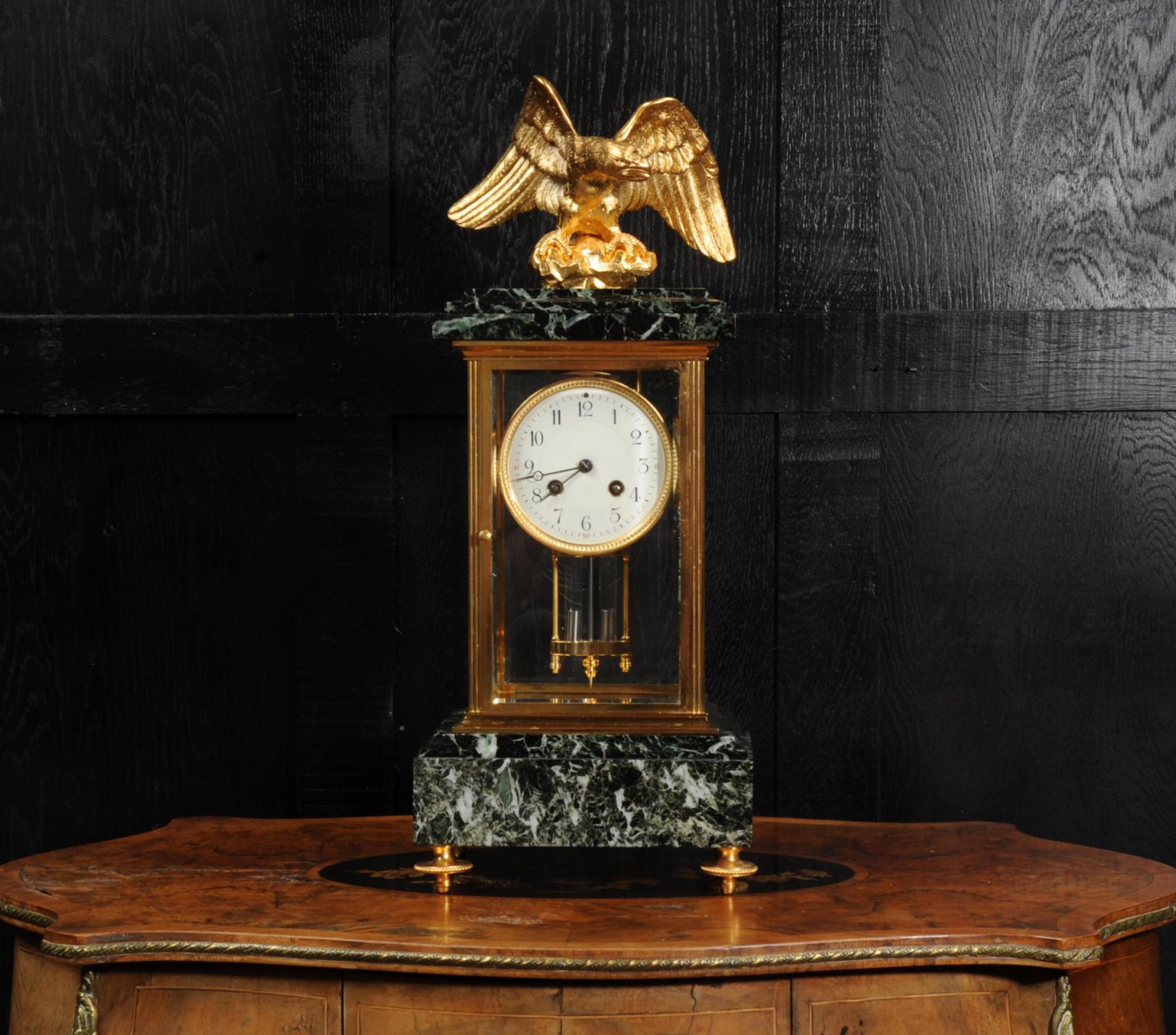 Doré Horloge Empire à quatre verres en bronze doré et marbre vert, aigle, antiquité française en vente