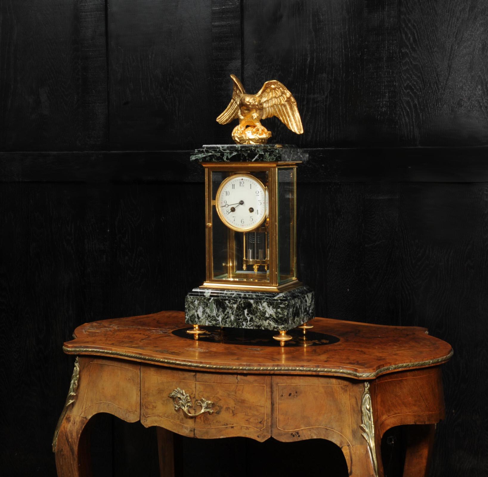 Horloge Empire à quatre verres en bronze doré et marbre vert, aigle, antiquité française Bon état - En vente à Belper, Derbyshire