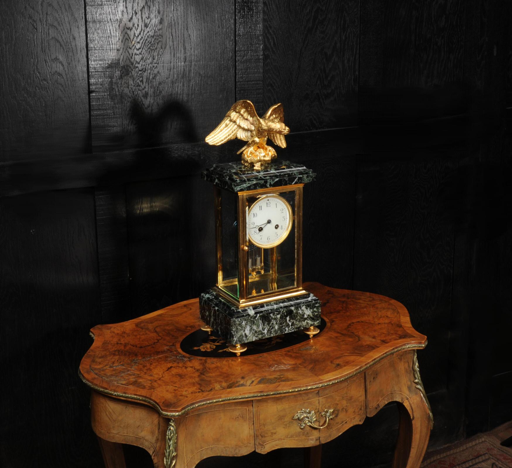 Empire Empire-Uhr aus Goldbronze und grünem Marmor, antiker französischer Adler (19. Jahrhundert) im Angebot