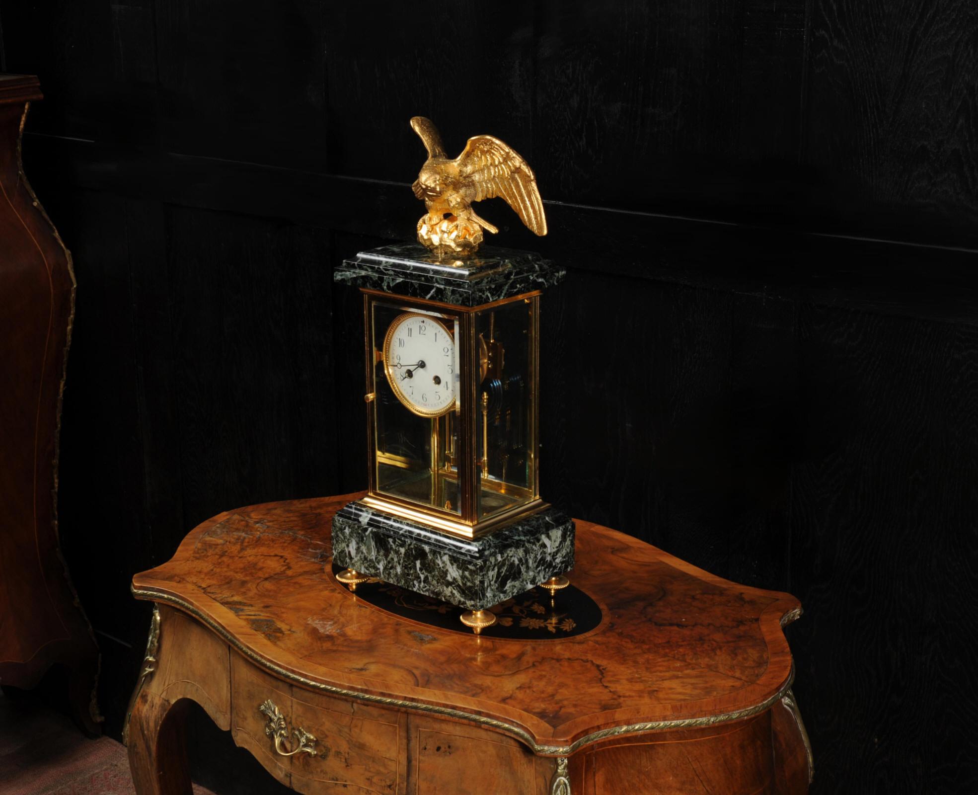 Bronze Horloge Empire à quatre verres en bronze doré et marbre vert, aigle, antiquité française en vente