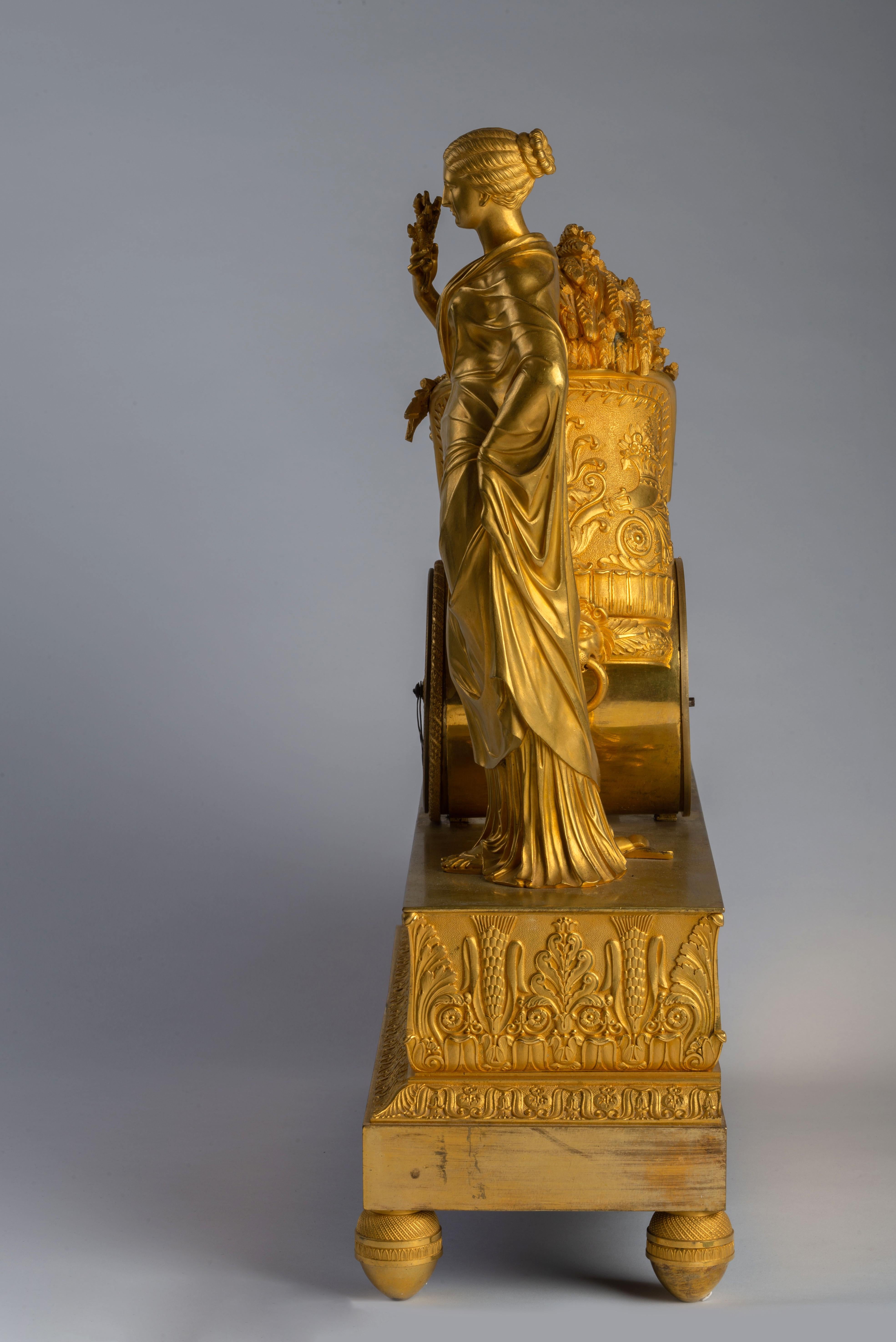 Empire Ormolu Kaminsimsuhr 'Pendule au char' (Bronze) im Angebot