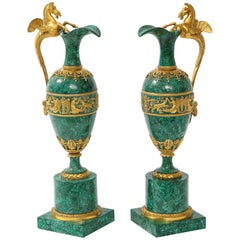 Paire d'aiguières Empire en malachite montées en bronze doré attribuée à Claude Galle, russe