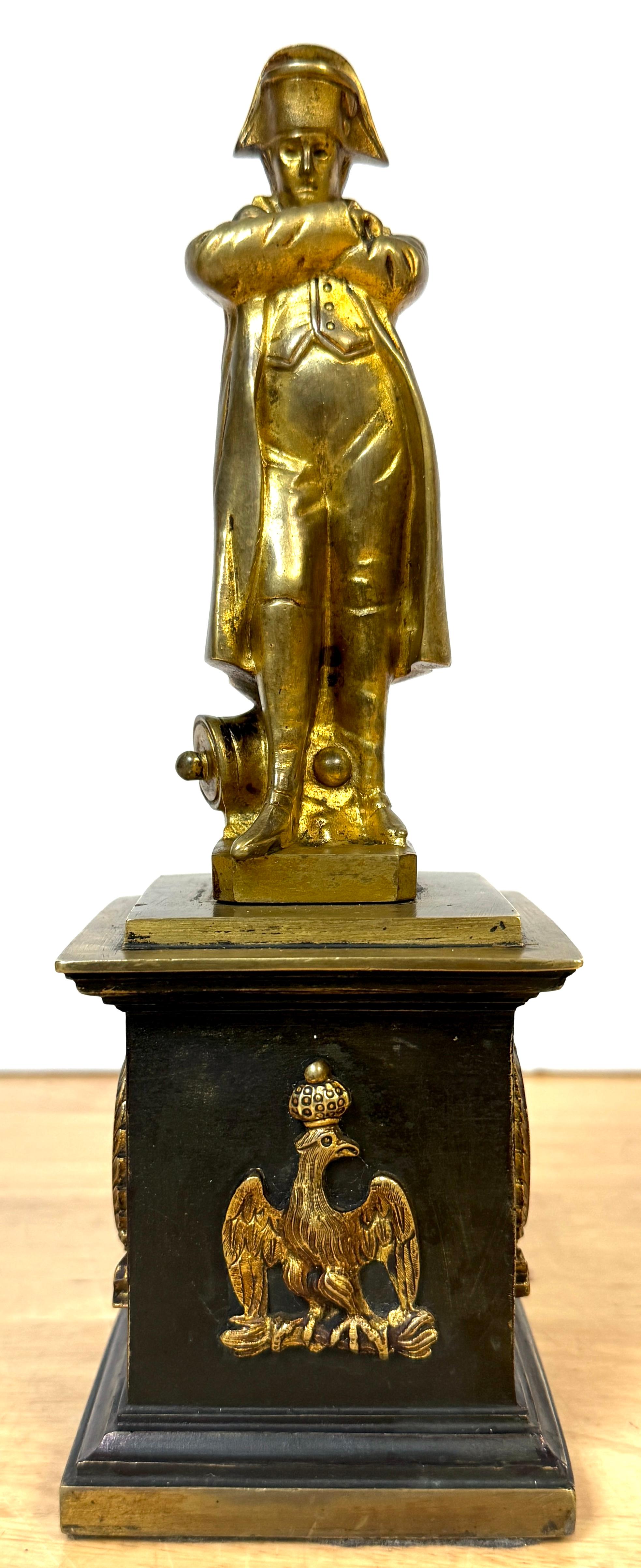 Scultura ritratto di Napoleone Bonaparte in Ormolu Impero, CIRCA 1875

Presentiamo un'illustre scultura ritratto di Napoleone Bonaparte in ormolu dell'Impero, risalente al 1875 circa. Con un'altezza di 9,5 pollici e una dimensione di 3 pollici