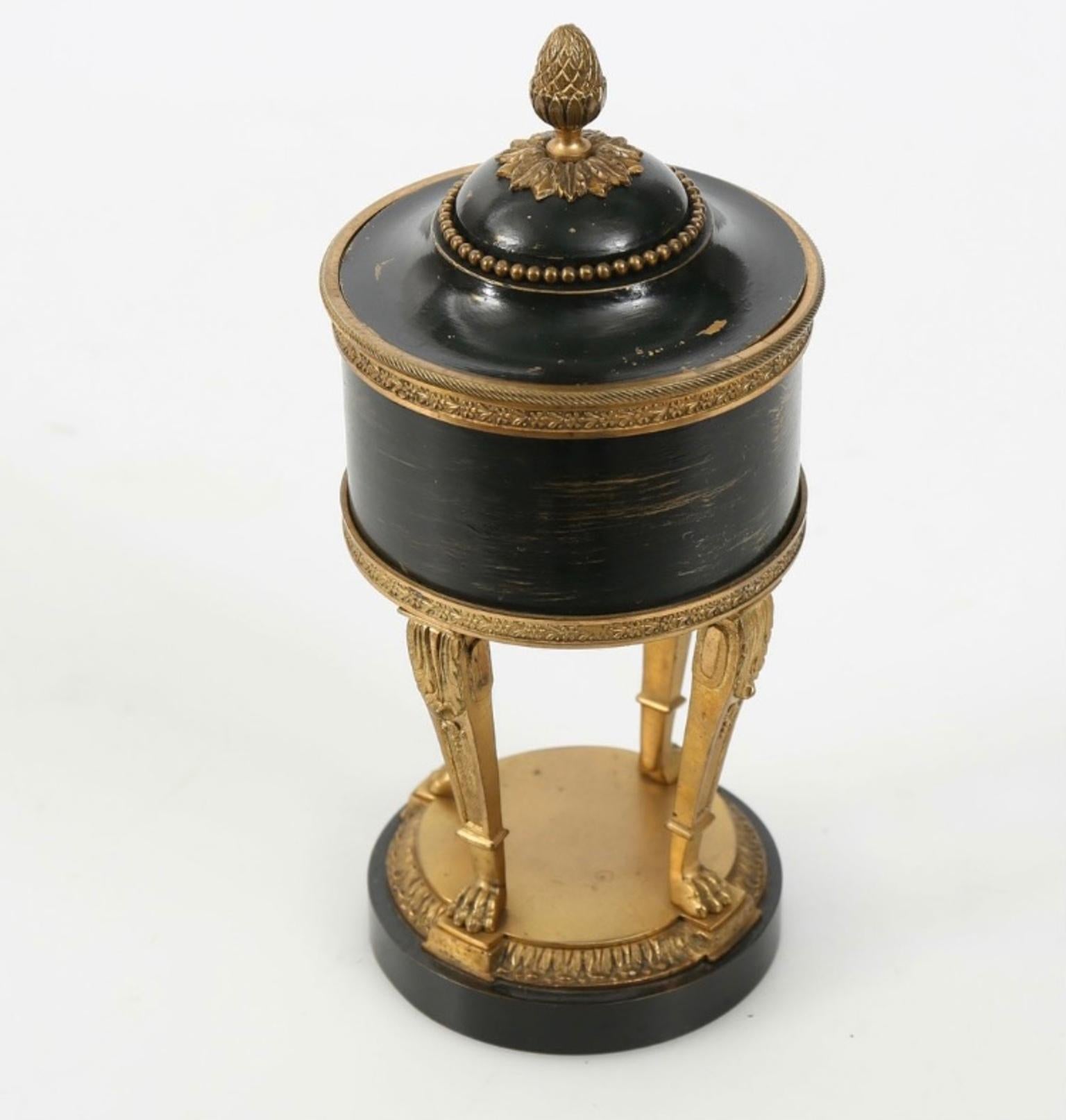 Empire period urn with painted lacquered metal gilt, ormolu base with four legs in the shape of a lion's claws that support the central body in the shape of a drum with a golden interior,
 Have some small loss of paint due to time use.