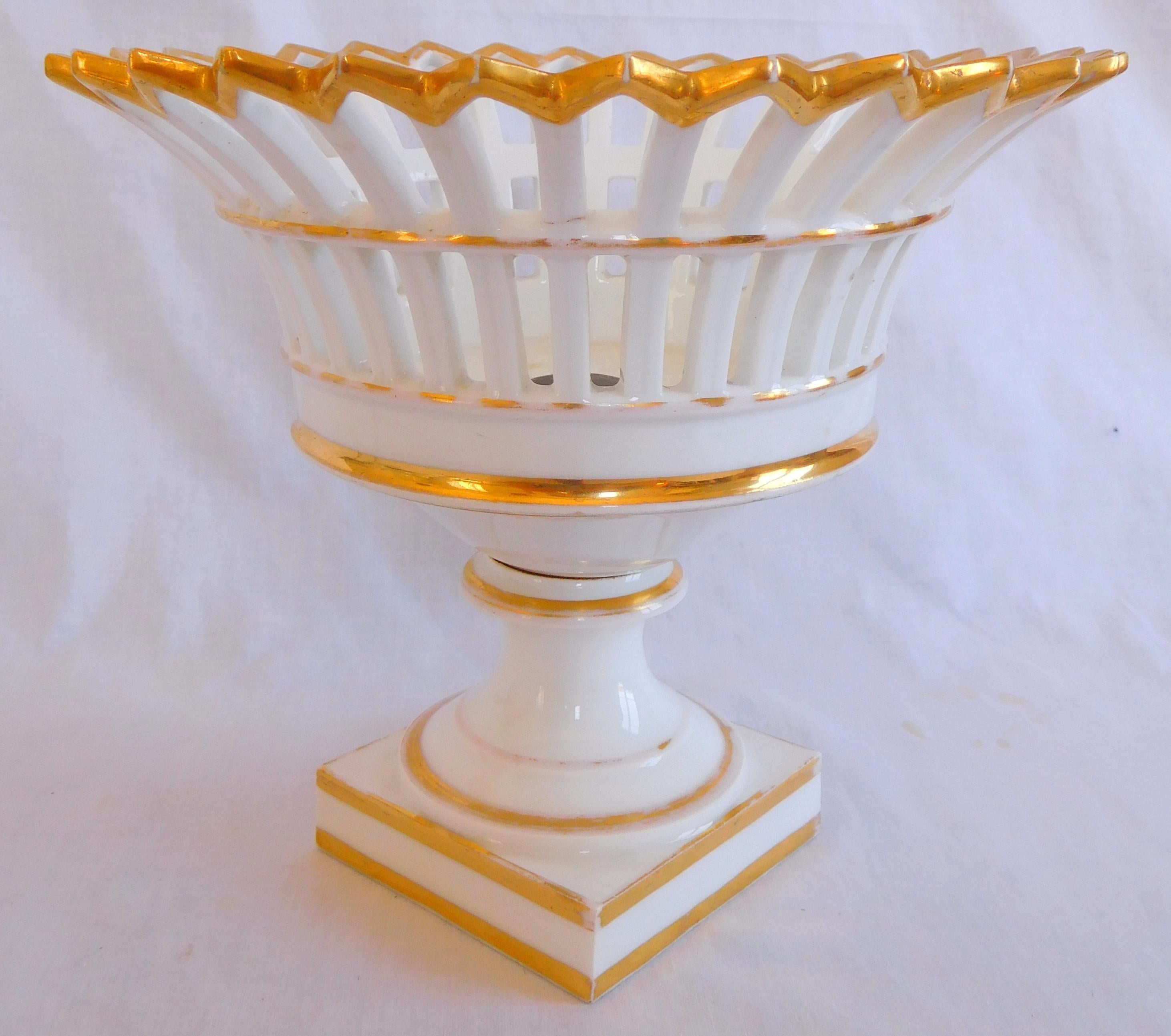 Empire Paris porcelain pierced bowl enhanced with fine gold, early 19th century production circa 1830 (French Restauration period).

Our cup is ideal to be used as a fruit bowl (this type of fruit bowl with the piercing prevents the fruit from