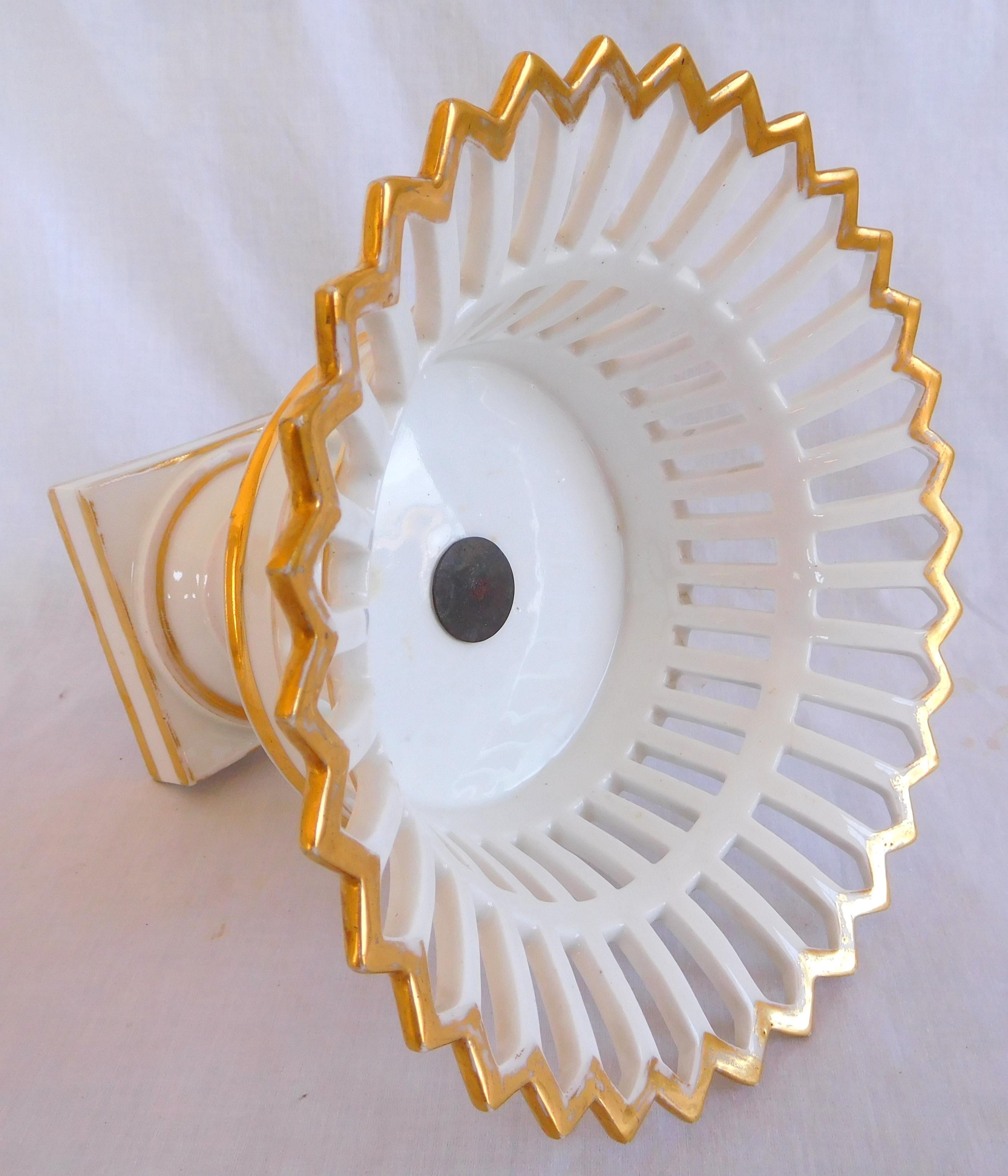 Empire Paris Porcelain Pierced Bowl Enhanced with Gold, 19th Century, circa 1830 In Good Condition In GRENOBLE, FR