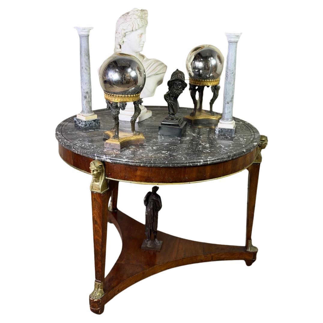 Tavolo con piedistallo Impero in mogano e bronzo, marmo Saint-Anne grigio con stampo in vendita
