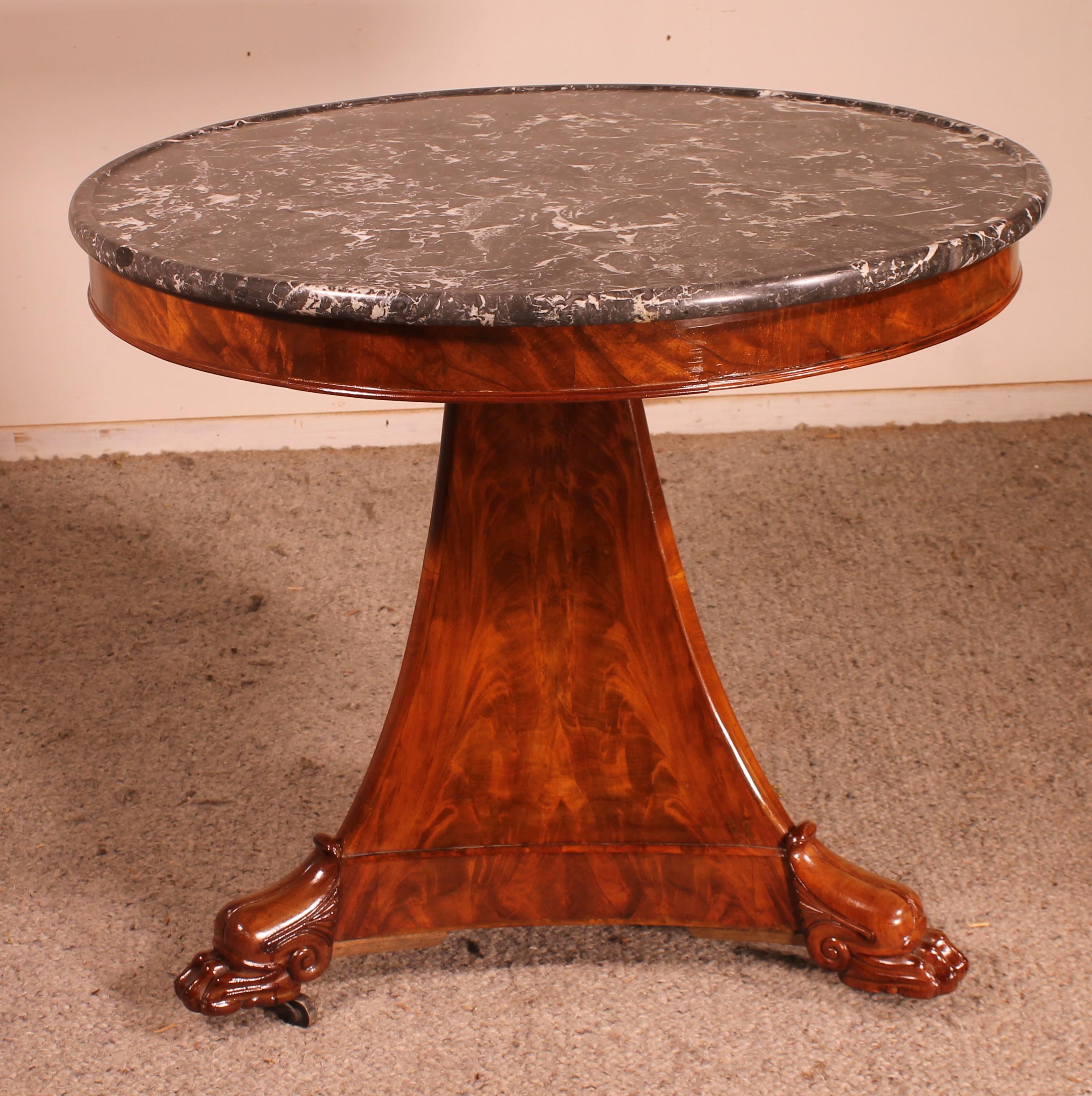 Superb empire pedestal table with its Saint-Anne marble
Pedestal table or center table with a pyramidal base ending with claw feet simulating dolphin heads

Very beautiful original Saint-Anne marble in perfect condition.
The base has a very