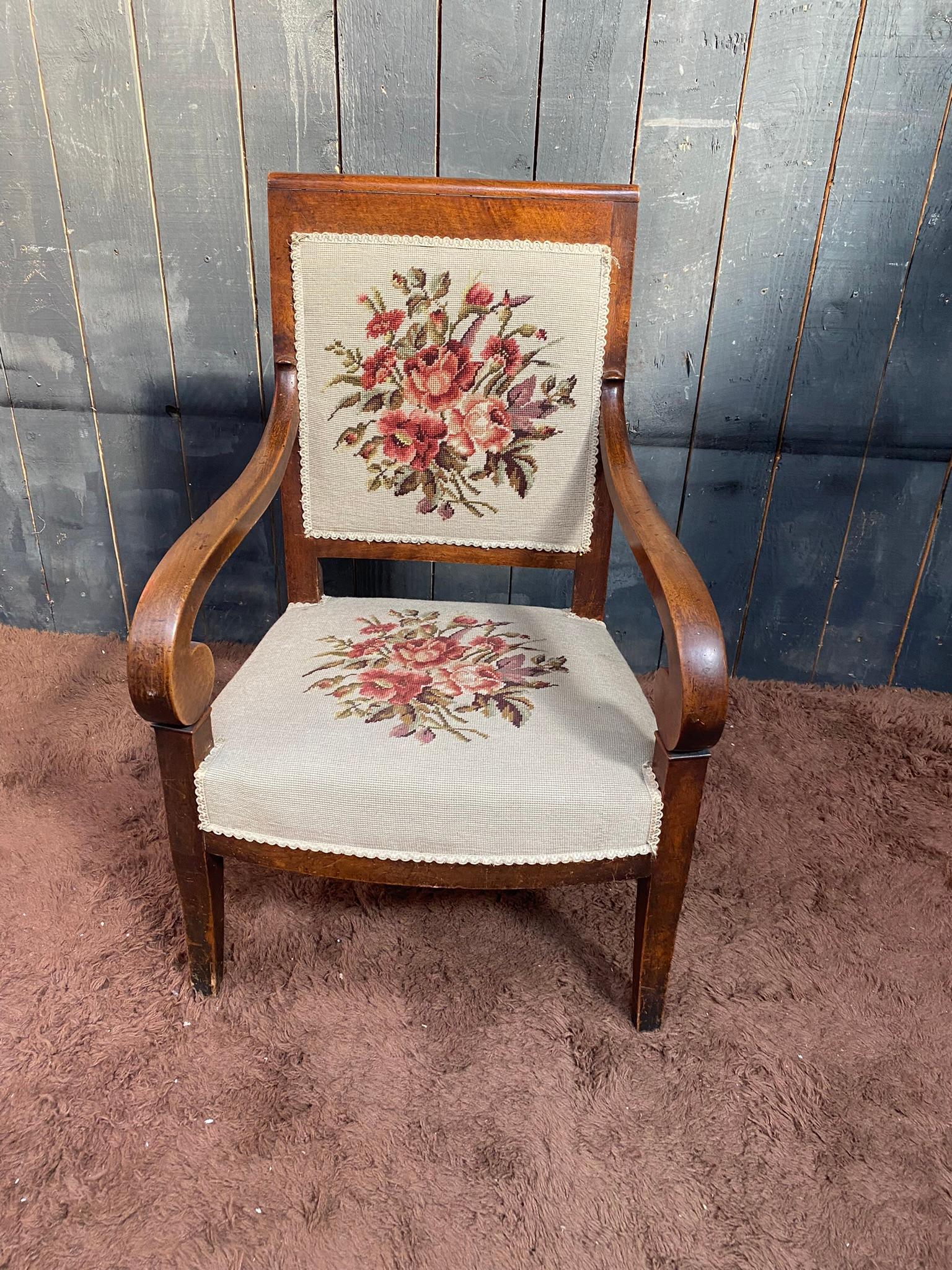 Empire period armchair in walnut, upholstery redone In Good Condition For Sale In Saint-Ouen, FR