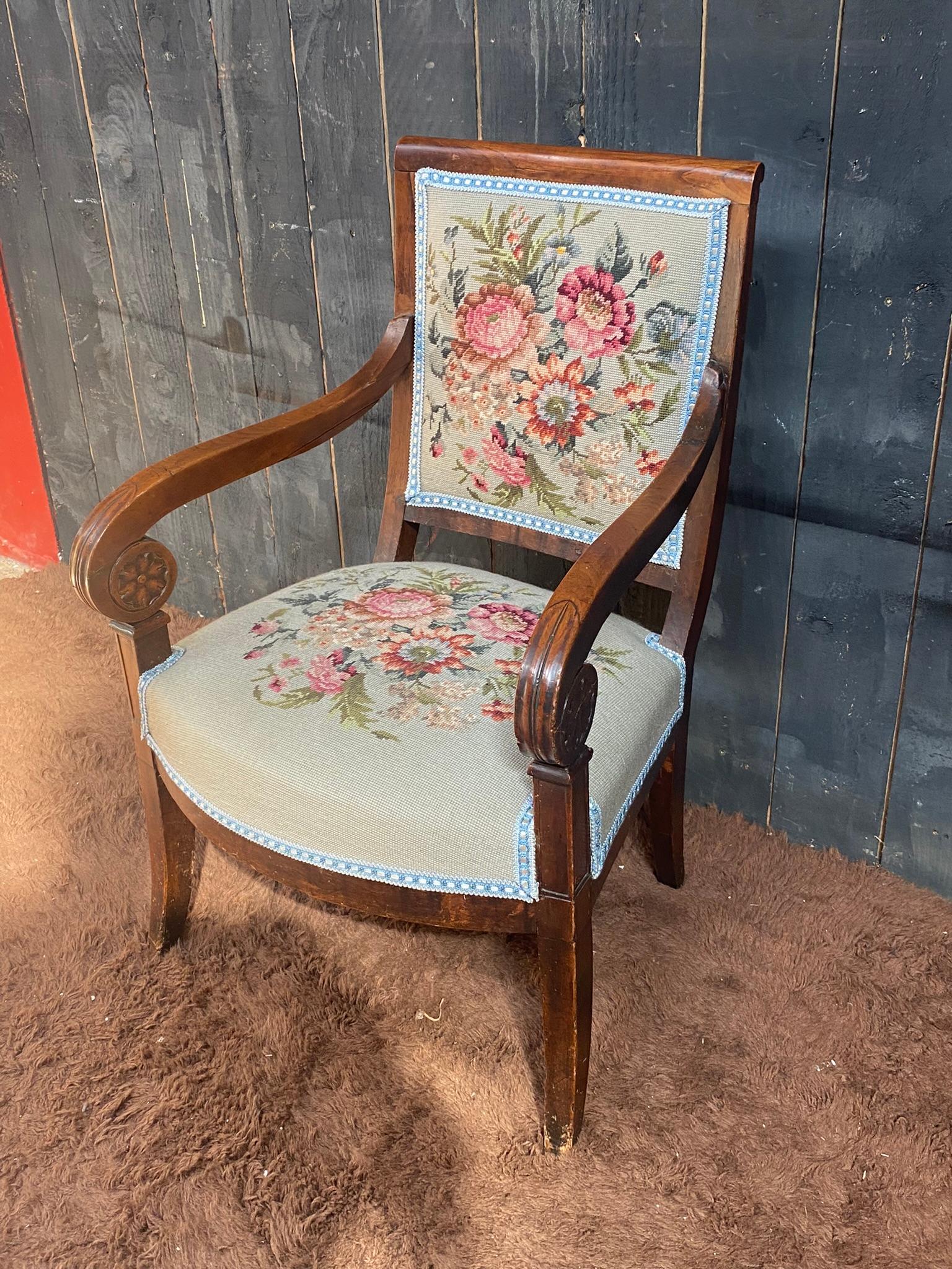 Empire period armchair in walnut, upholstery redone In Good Condition For Sale In Saint-Ouen, FR