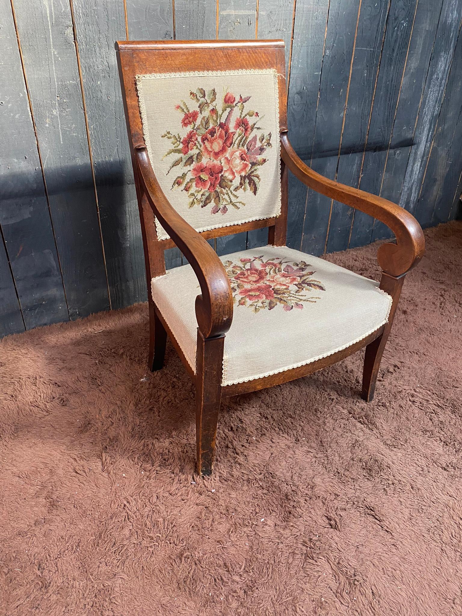 Milieu du XIXe siècle Fauteuil d'époque Empire en noyer, tapisserie refaite en vente