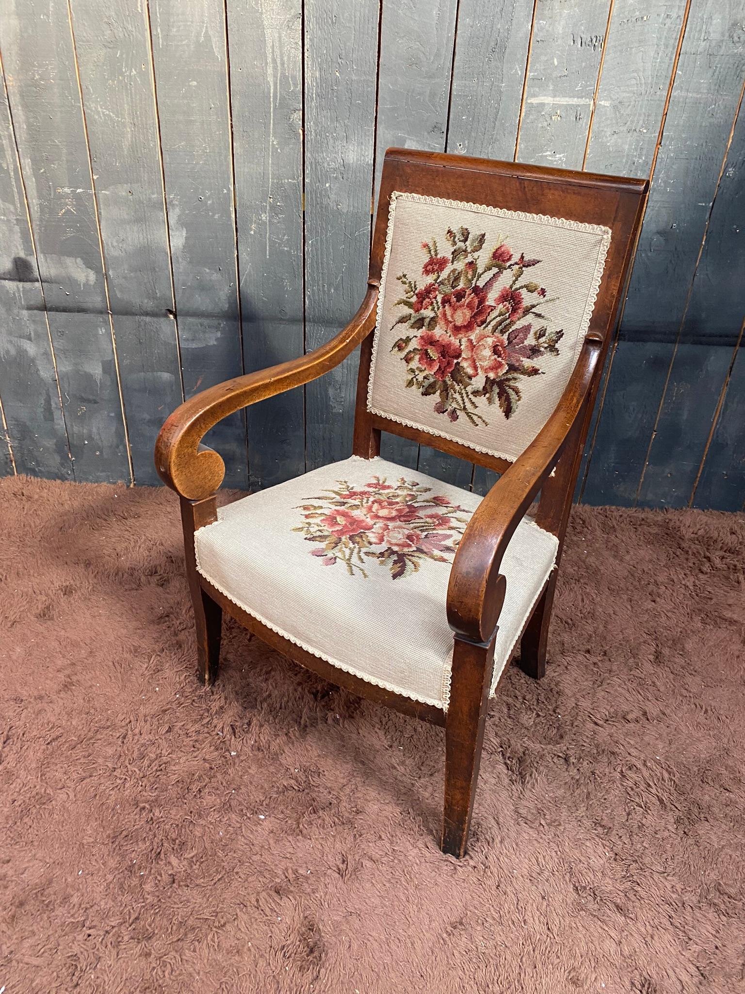 Fauteuil d'époque Empire en noyer, tapisserie refaite en vente 1