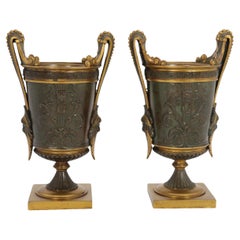 Paire d'urnes classiques en bronze et bronze doré d'époque Empire, vers 1830