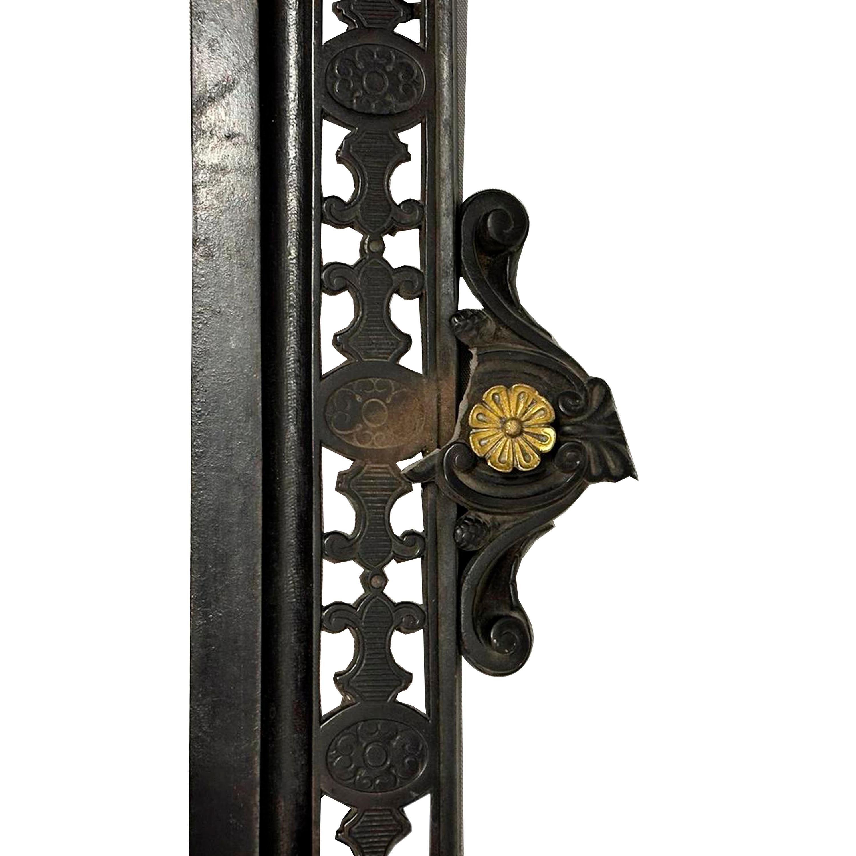 Frontale del camino in ghisa con dettagli in bronzo del  Periodo dell'Impero, Francia, XIX secolo.