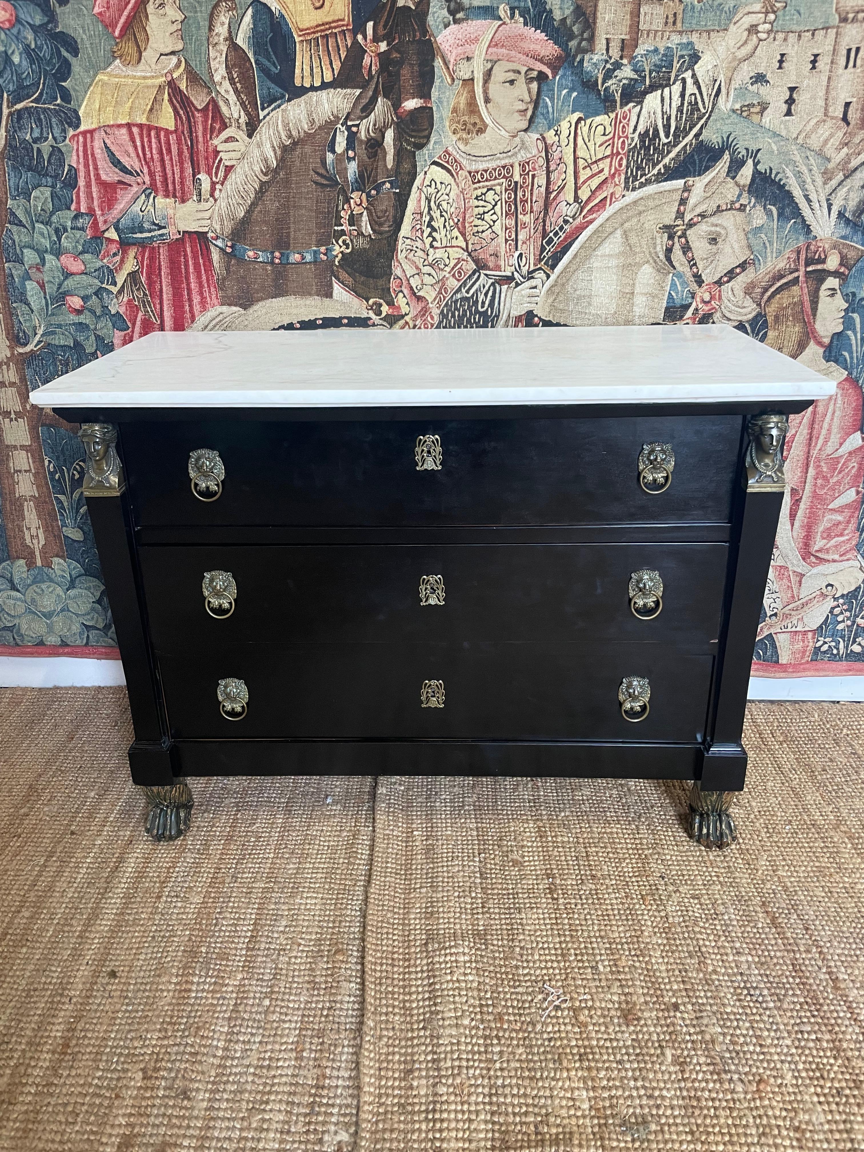 Commodo impero a 3 cassetti con piano in marmo dei primi del XIX secolo 

Francese del 1820 circa con piano in marmo originale 

3 cassetti profondi, piedi a zampa pelosa intagliati 

Altezza 89 cm o 35 pollici 

Larghezza 122 cm o 48 pollici