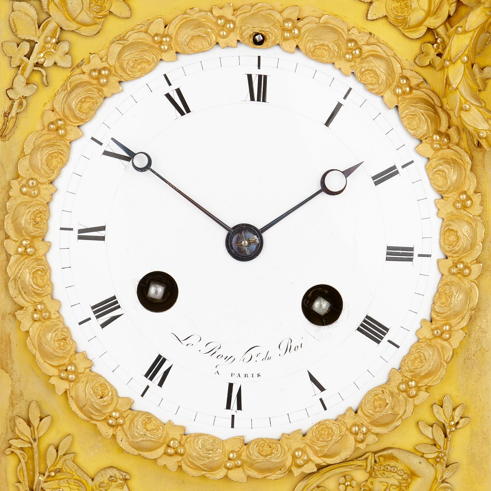 Français Horloge en bronze doré de la période Empire avec Cupidon et Psyché par Le Roy et fils  en vente