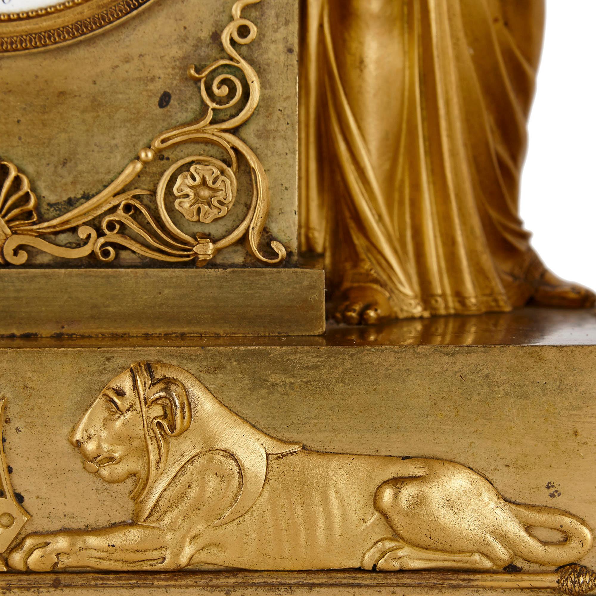 Français Pendule de cheminée figurative en bronze doré d'époque Empire en vente