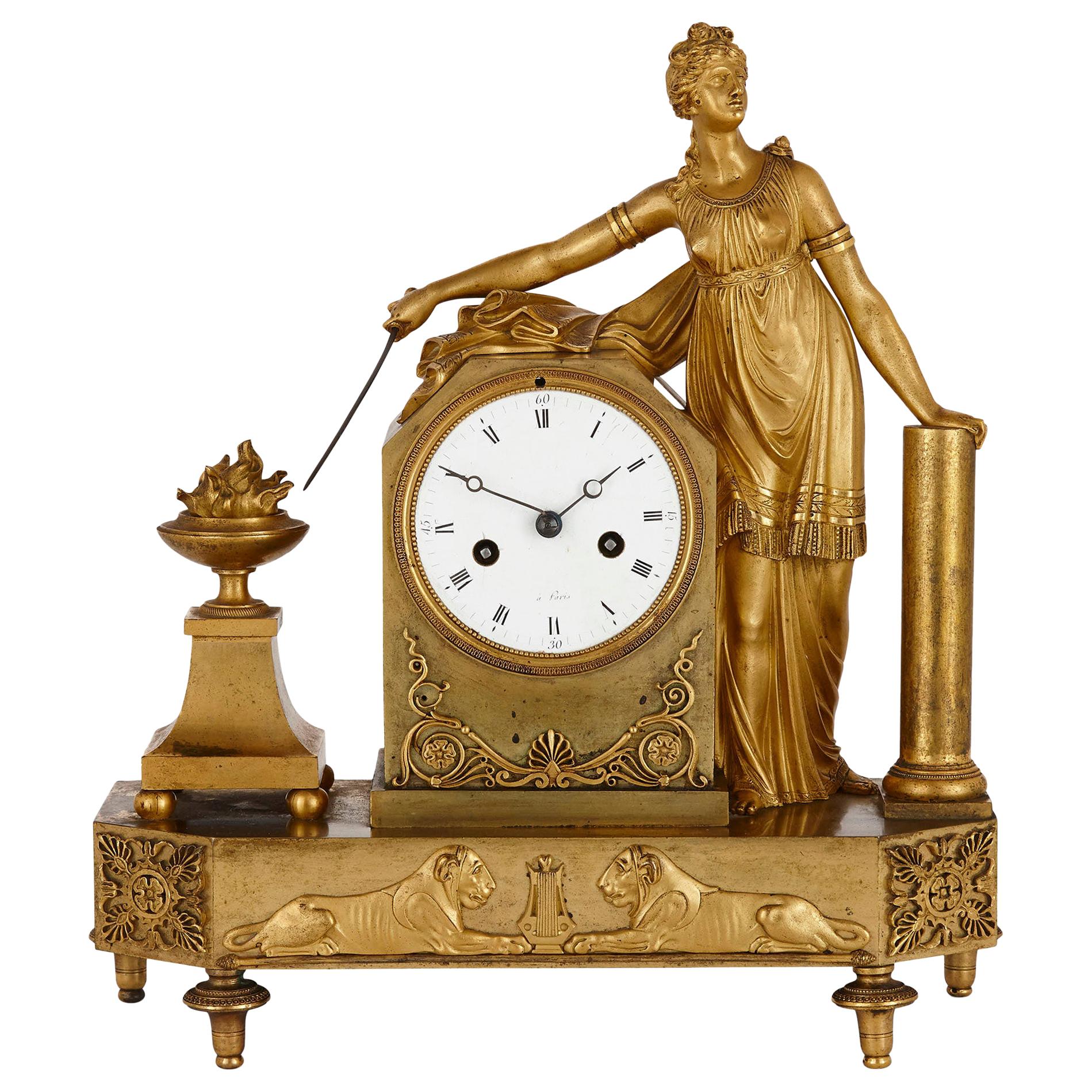 Pendule de cheminée figurative en bronze doré d'époque Empire en vente