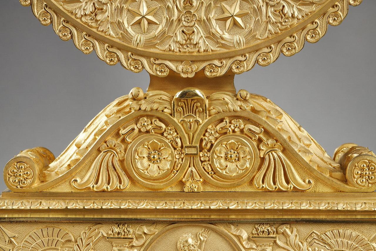 Horloge en forme de lyre en bronze doré d'époque Empire avec un buste de propriétaire en vente 5