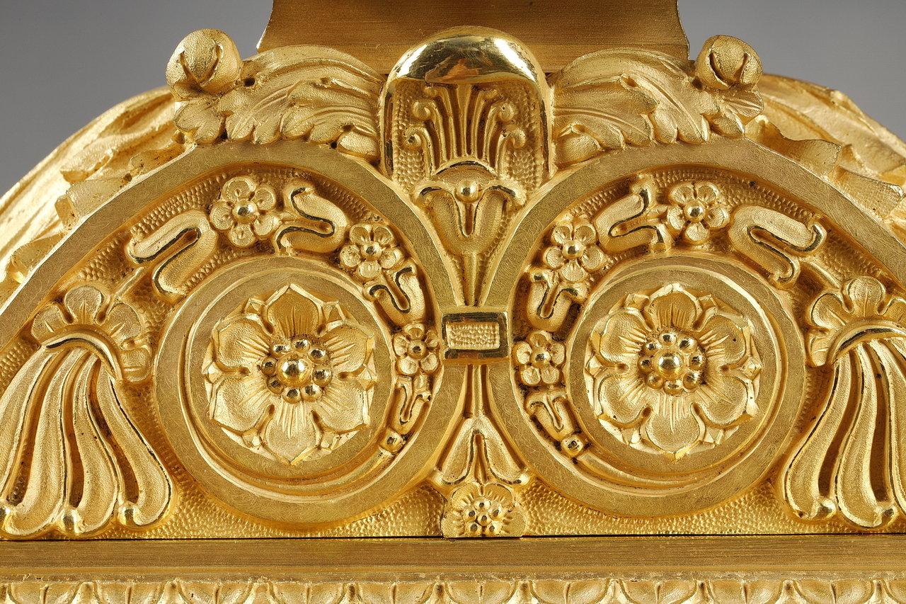 Horloge en forme de lyre en bronze doré d'époque Empire avec un buste de propriétaire en vente 6
