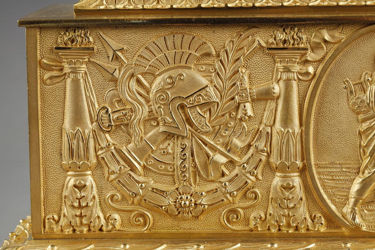 Horloge en forme de lyre en bronze doré d'époque Empire avec un buste de propriétaire en vente 7