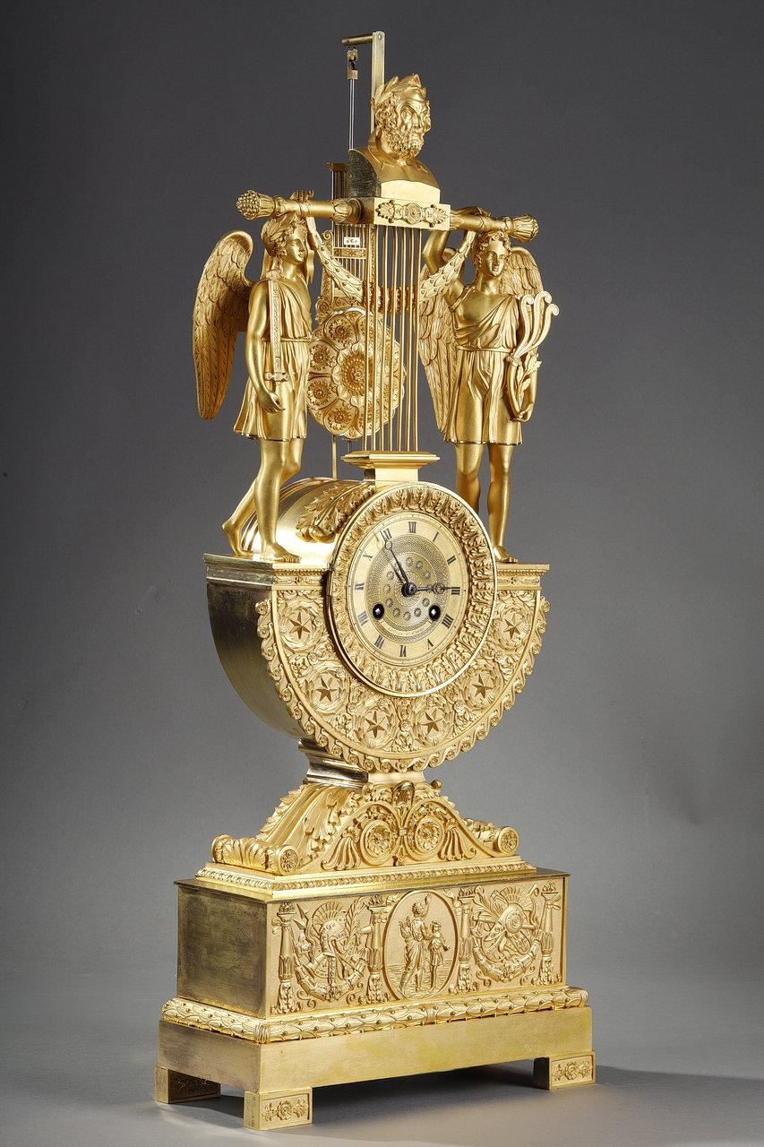 Français Horloge en forme de lyre en bronze doré d'époque Empire avec un buste de propriétaire en vente