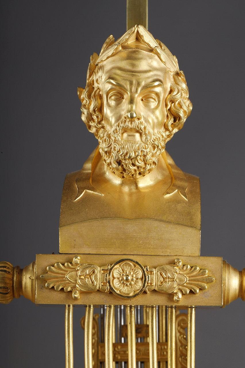 Doré Horloge en forme de lyre en bronze doré d'époque Empire avec un buste de propriétaire en vente