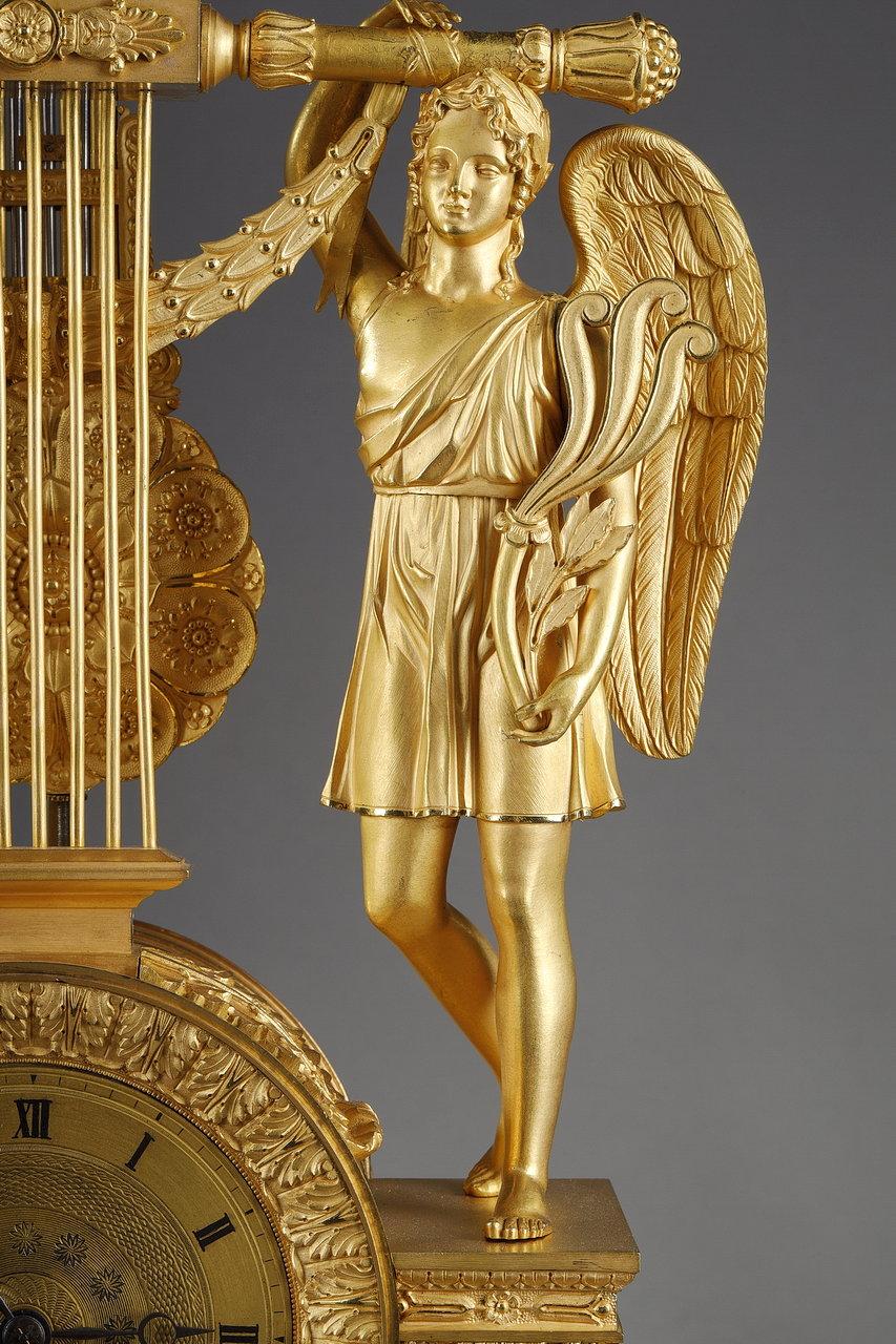 Horloge en forme de lyre en bronze doré d'époque Empire avec un buste de propriétaire Bon état - En vente à Paris, FR