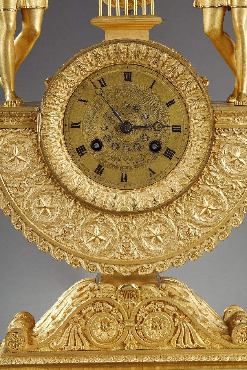 Bronze Horloge en forme de lyre en bronze doré d'époque Empire avec un buste de propriétaire en vente