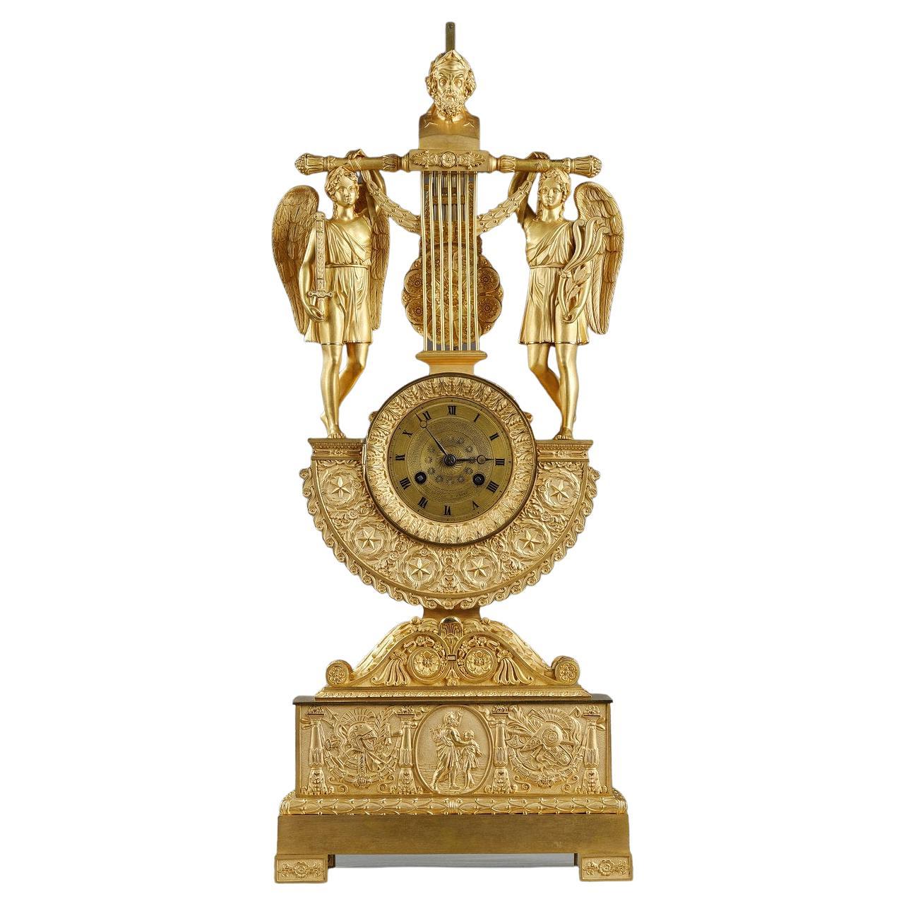 Horloge en forme de lyre en bronze doré d'époque Empire avec un buste de propriétaire