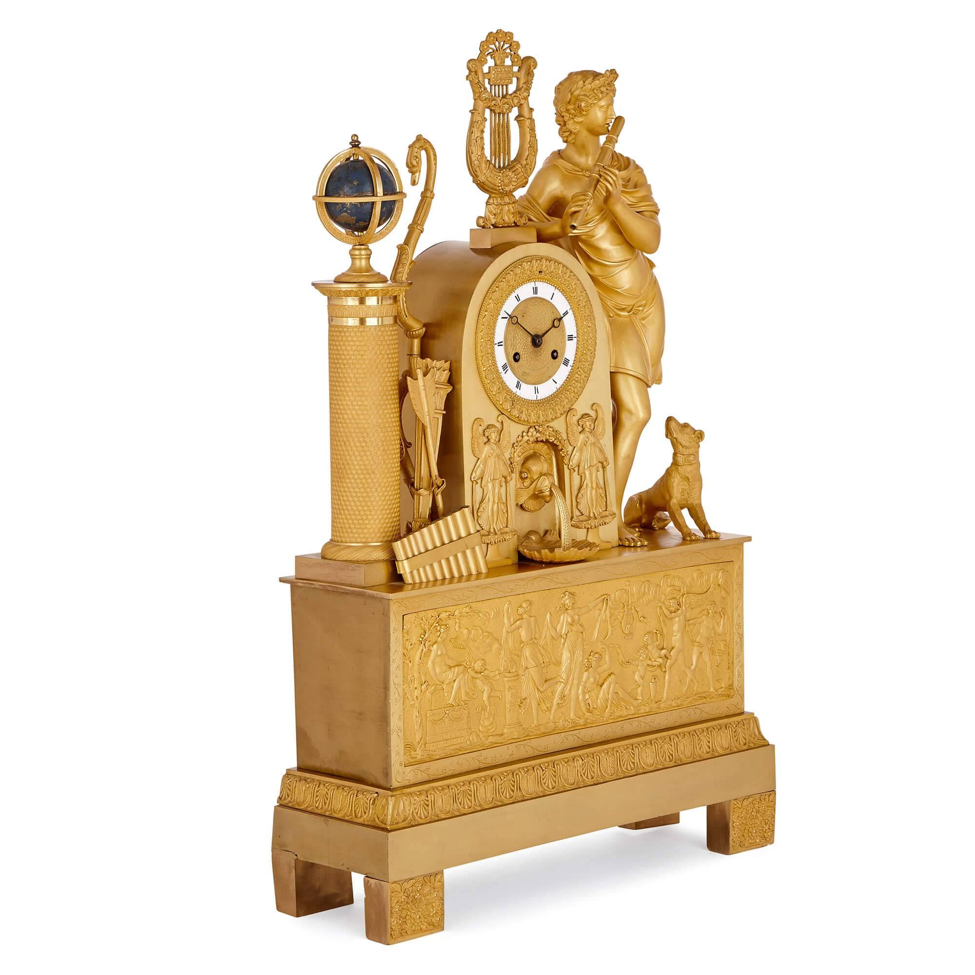 Cette superbe pendule de cheminée française a été fabriquée pendant la période Empire et reflète les intérêts néoclassiques de l'empereur Napoléon Ier, dont l'influence sur les arts décoratifs a contribué à un profond renouveau des beautés des