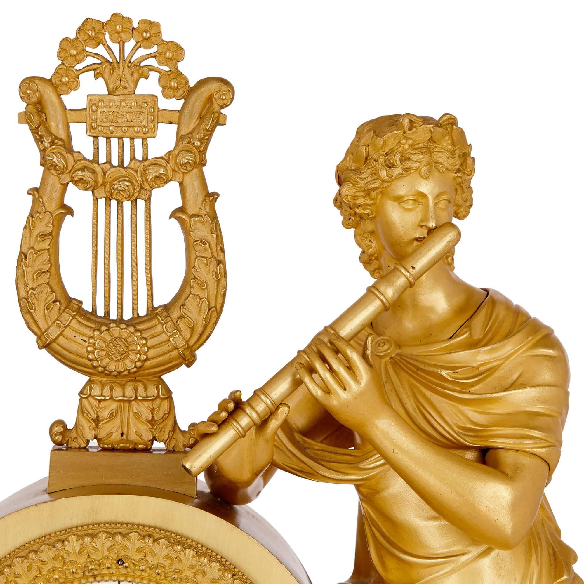 Français Pendule de cheminée d'époque Empire en bronze doré en vente
