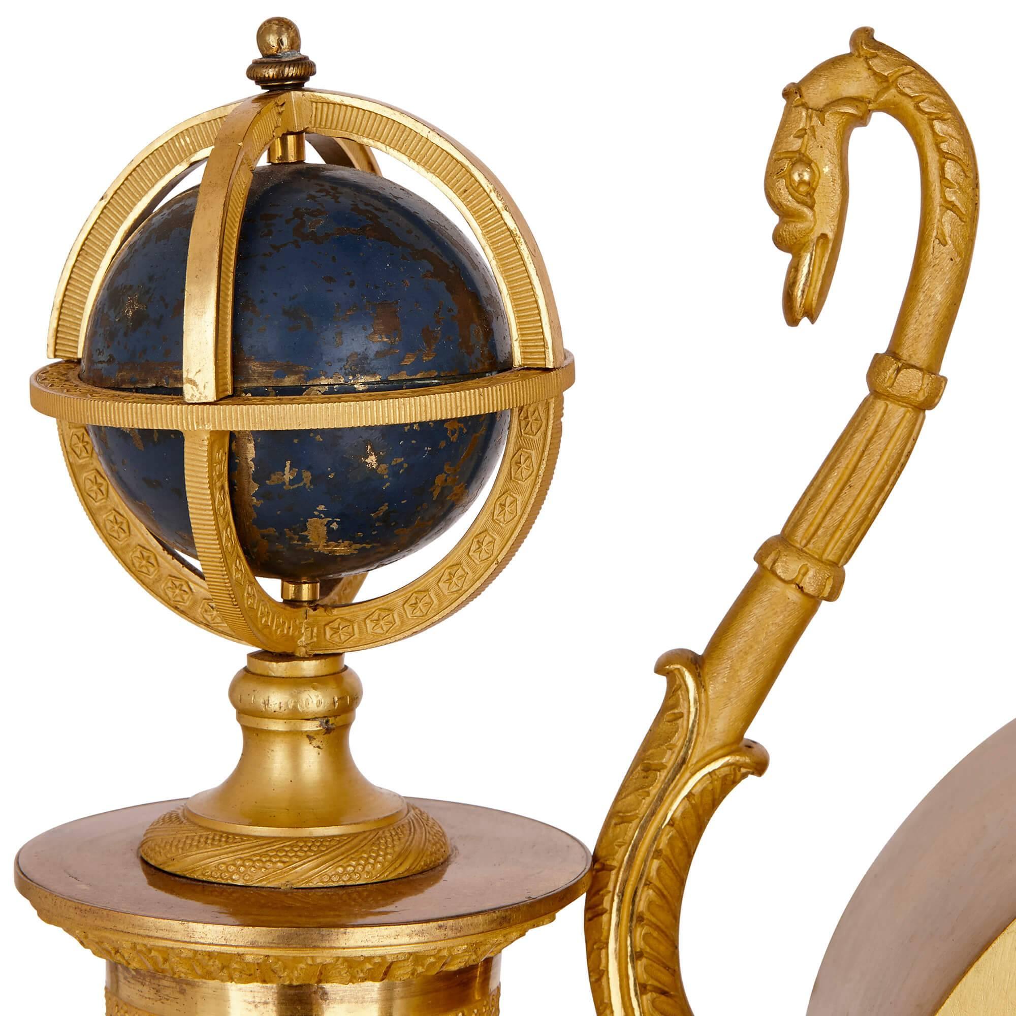 Doré Pendule de cheminée d'époque Empire en bronze doré en vente