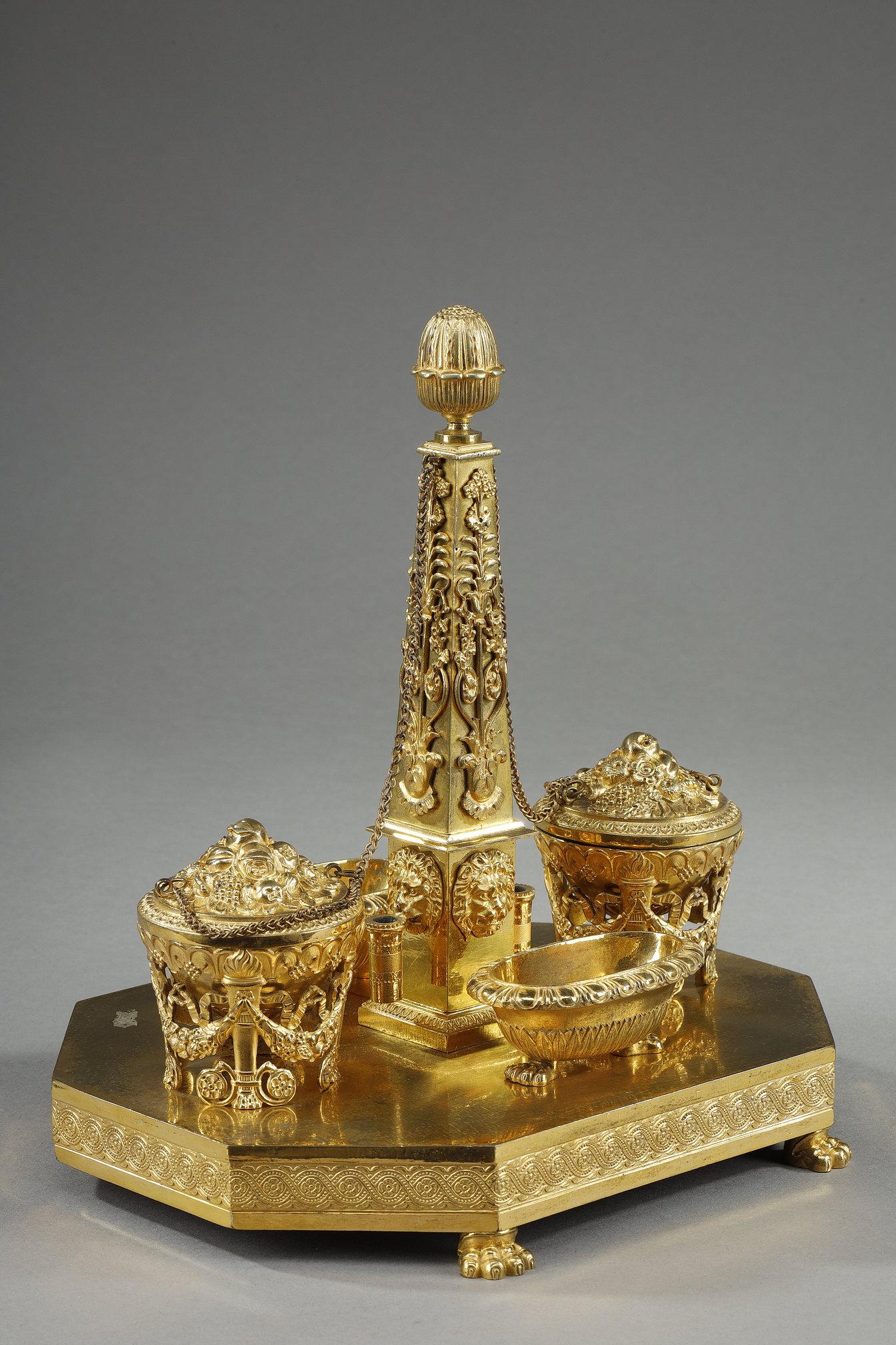 Obelisken-Tintenfass aus vergoldeter Bronze der Empirezeit (Vergoldet) im Angebot
