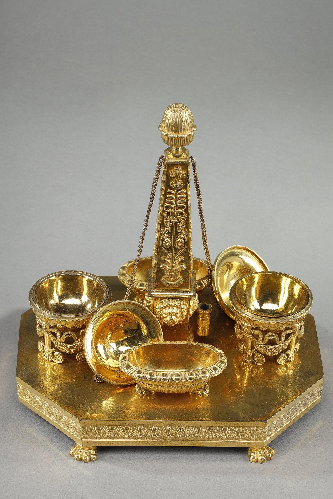 Obelisken-Tintenfass aus vergoldeter Bronze der Empirezeit im Zustand „Gut“ im Angebot in Paris, FR